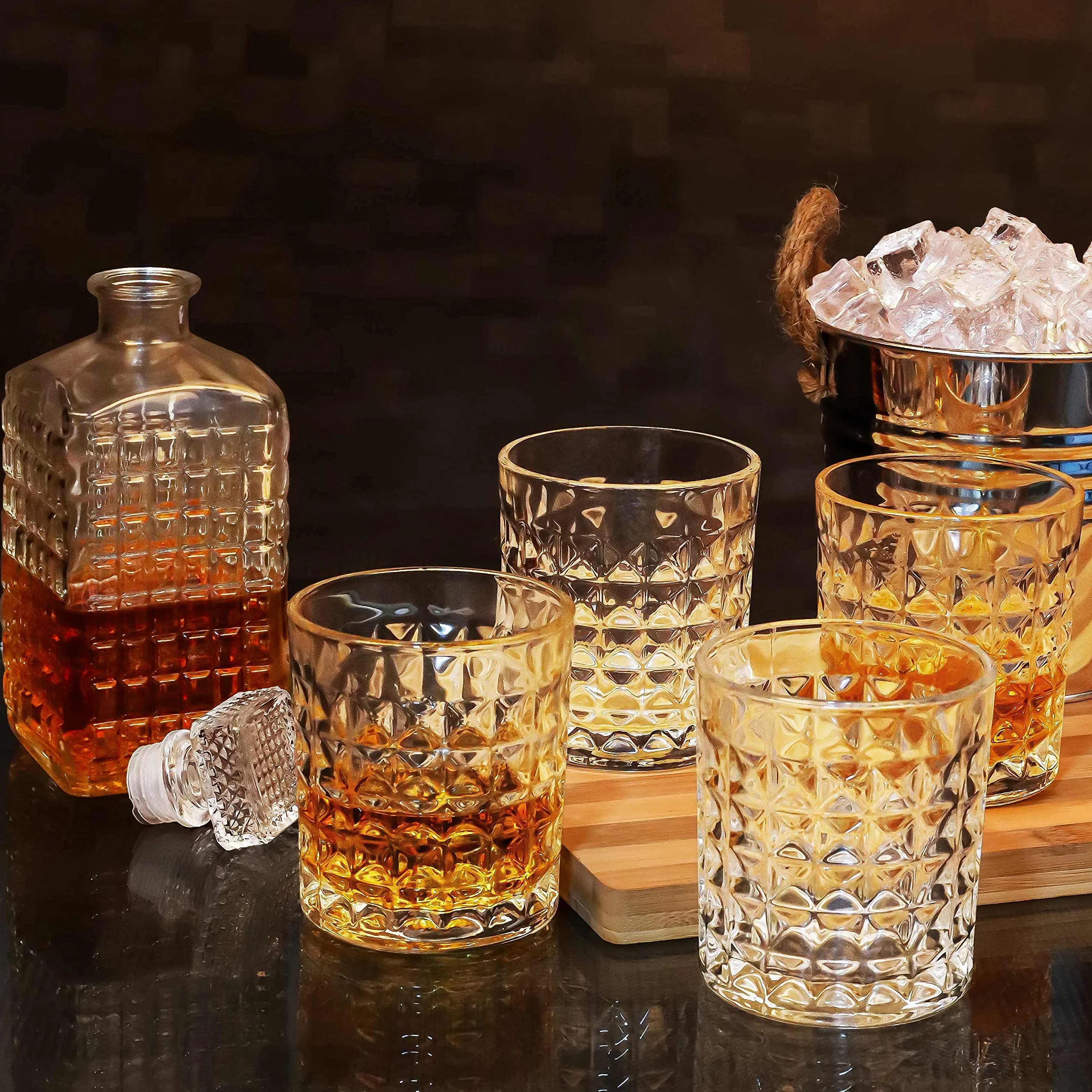 Belle Vous Szklana karafka do whisky (5 sztuk) – karafka na alkohol 500 ml z 4 grawerowanymi szklankami 260 ml – zestaw karafek idealny do whisky, wina, brandy, burbonu i innych trunków