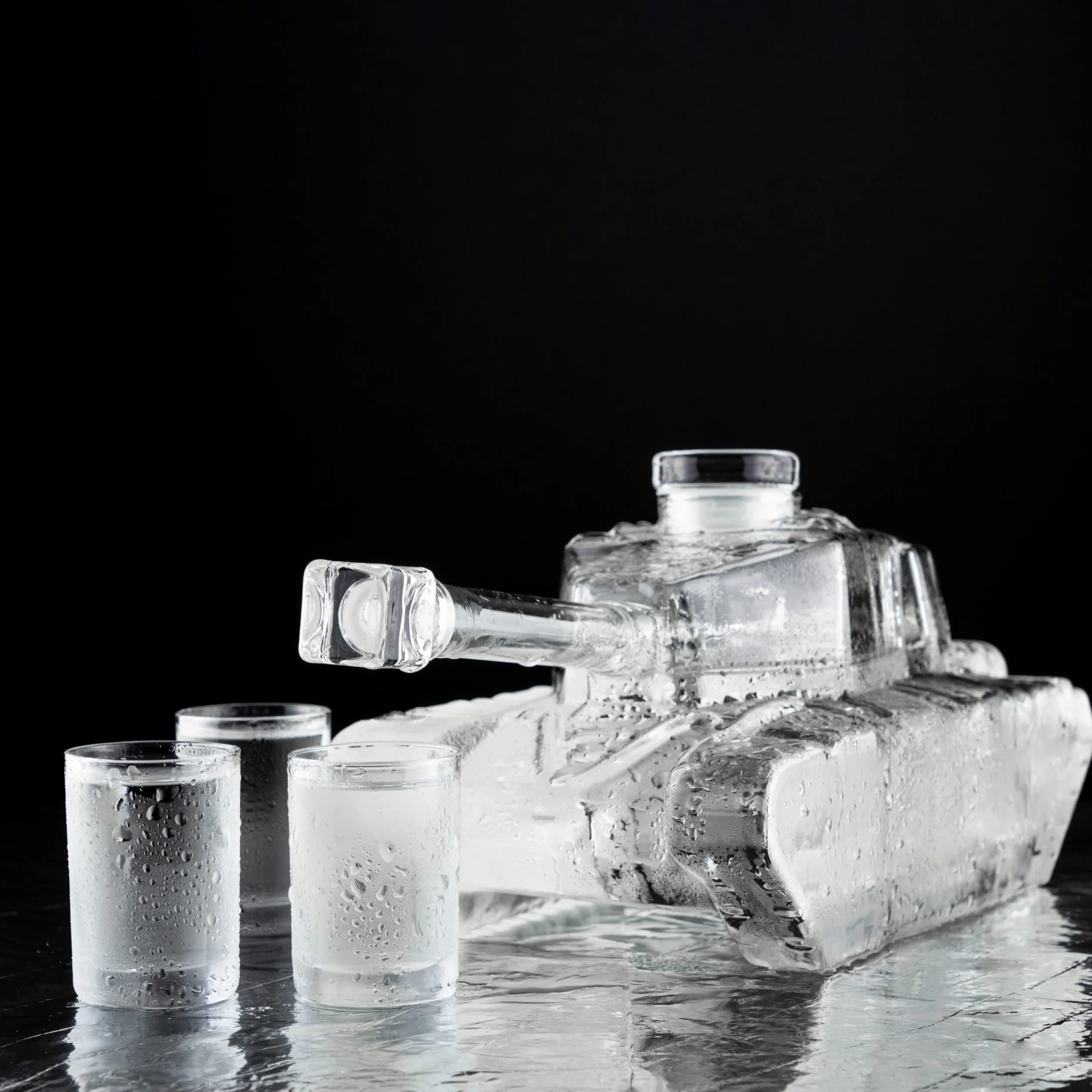 Froster Karafka Czołg, 1000ml Szklana Karafka do Whisky, Wódki, Nalewki, na Alkohol, Prezent dla Faceta, Chłopaka, Męża, Taty, Żołnierza, Gadżet na 18, 30, 40 Urodziny Mężczyzny