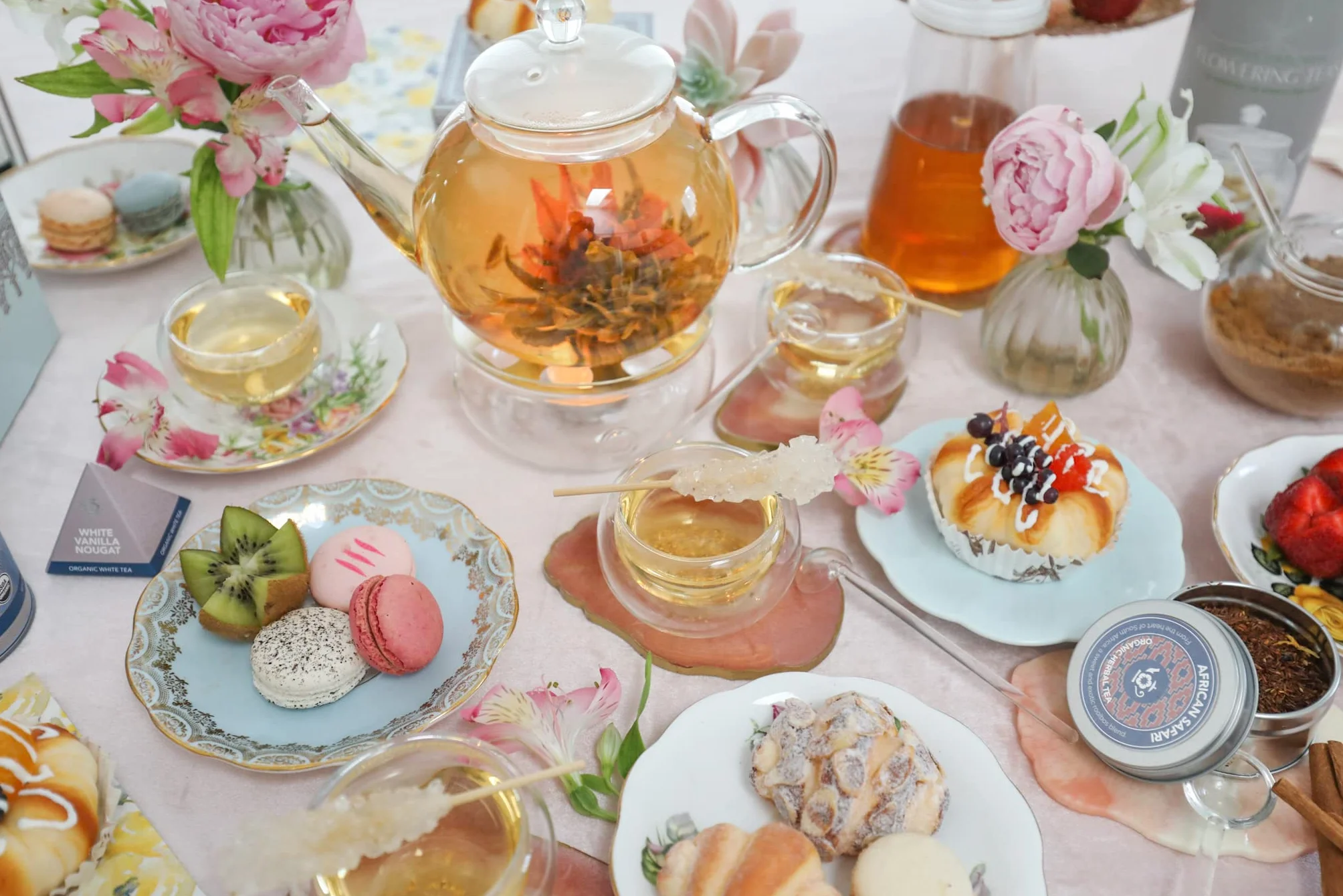 Teabloom Kompletny zestaw do herbaty – szklany czajniczek (1,2 l), zaparzacz do herbaty sypanej, 2 izolowane szklane filiżanki – elegancki zestaw upominkowy 12 kwitnących herbat