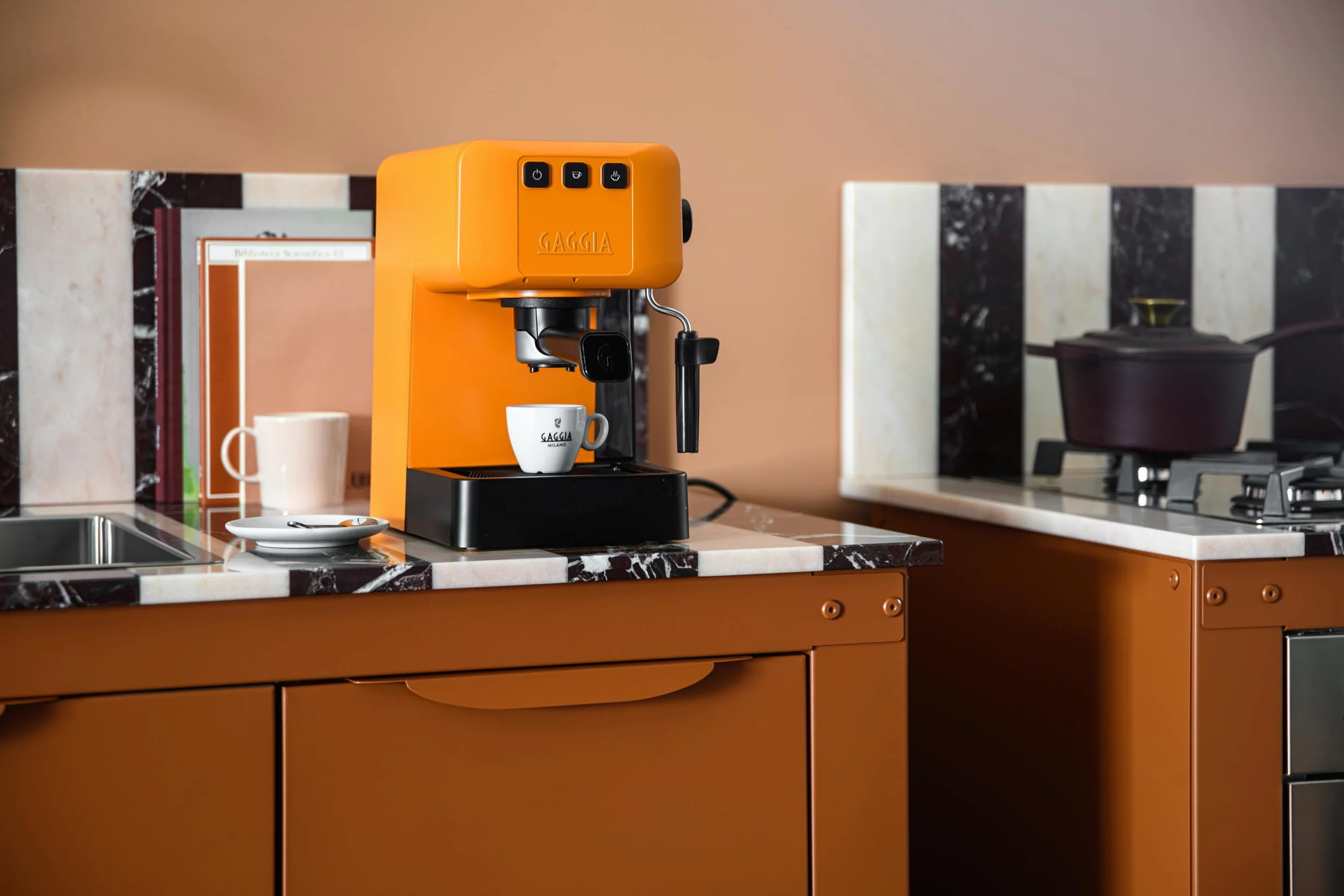 Gaggia EG2109 ORANGE Ręczny ekspres do kawy Espresso, mielona lub gofrowa, system POD do kremowego espresso z kapsułkami, automatyczna wstępna infuzja, 15 bar, nowy model 2023, 100% Made in Italy