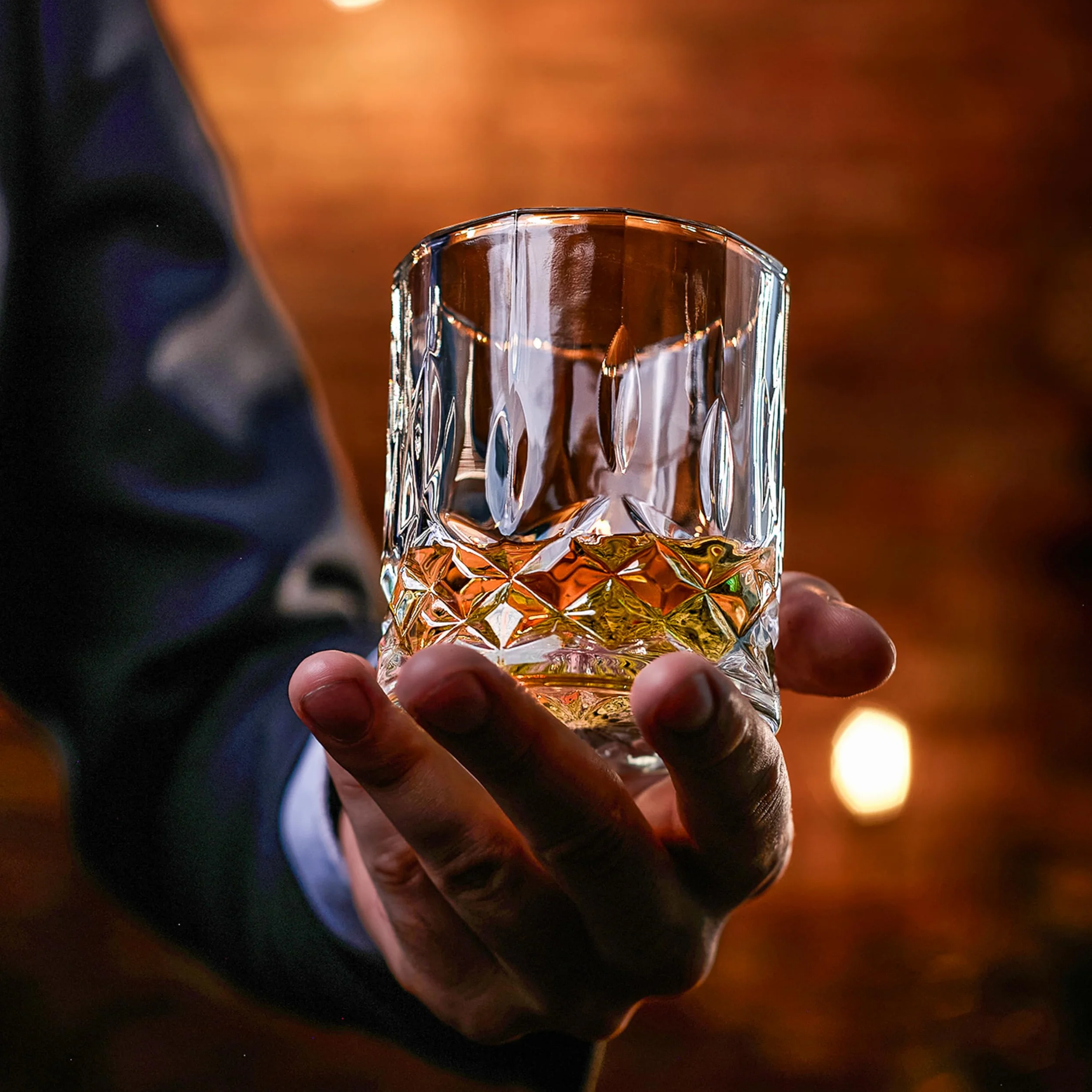 WHISISKEY Zestaw Karafka do Whisky - Zestaw Prezentowy Whiskey - Prezenty dla Mężczyzn - Pomysły na Prezent dla Mężczyzny - Klasyczna Karafka 700ML, 4 Szklanki do Whisky, 4 Kamienie do Whisky