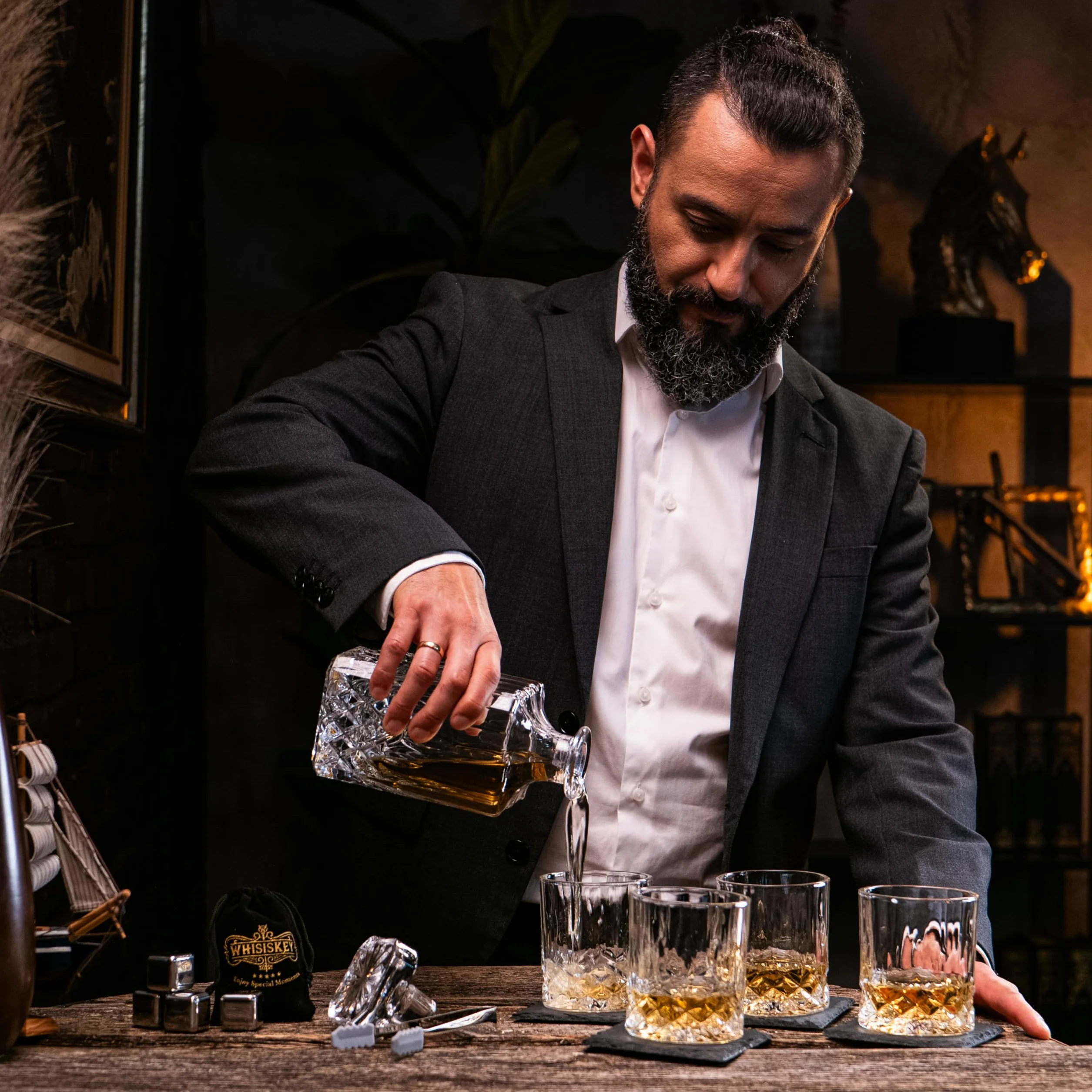 WHISISKEY Zestaw Karafka do Whisky - Zestaw Prezentowy Whiskey - Prezenty dla Mężczyzn - Pomysły na Prezent dla Mężczyzny - Klasyczna Karafka 700ML, 4 Szklanki do Whisky, 4 Kamienie do Whisky