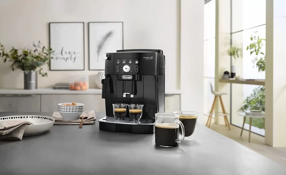 De'Longhi Magnifica S Smart ECAM 230.13.B Automatyczny ekspres do kawy z dyszą do spieniania mleka, do cappuccino, espresso i long, przyciski bezpośredniego wyboru i pokrętło, 2 filiżanki, czarny