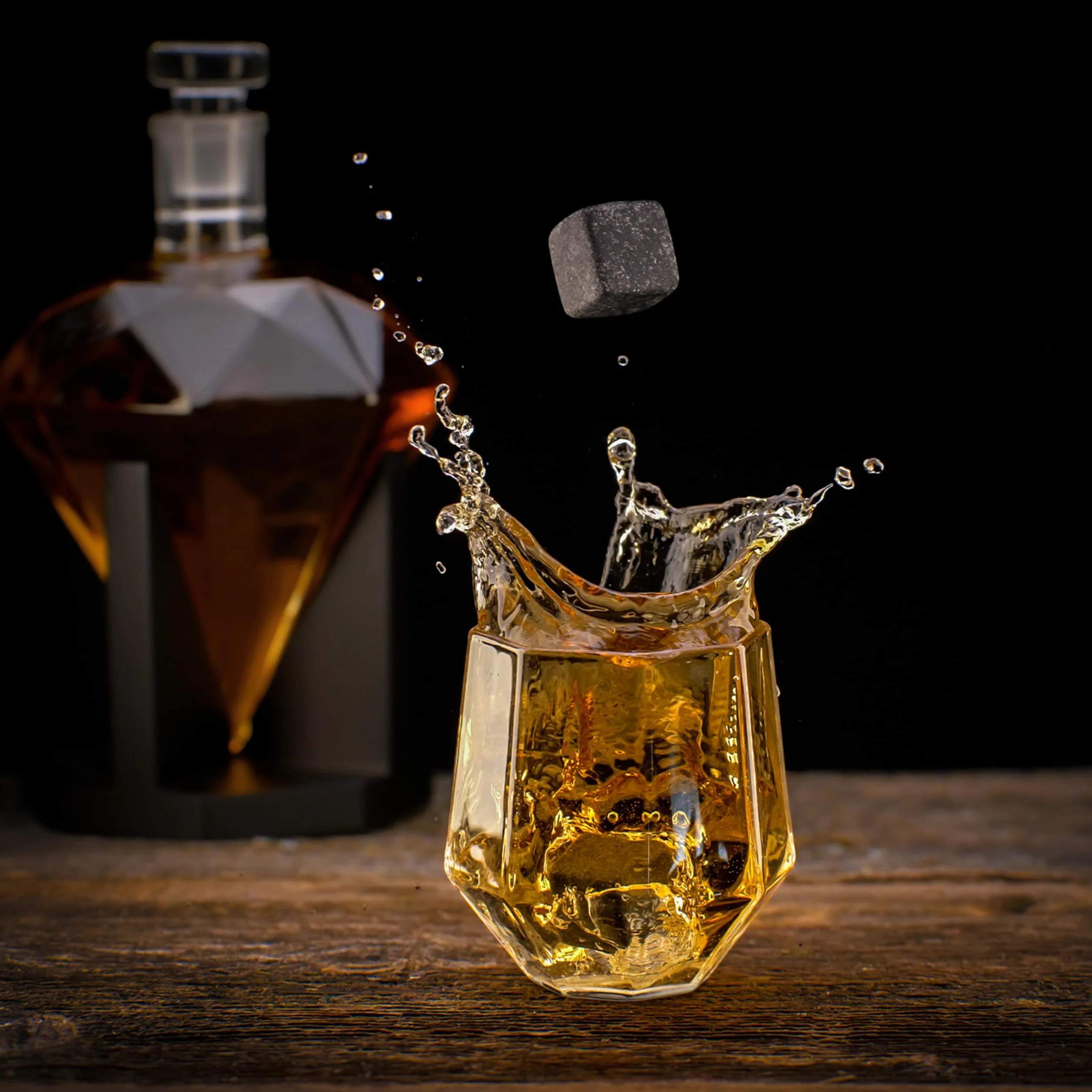 WHISISKEY Zestaw Karafka do Whisky - Zestaw Prezentowy Whiskey - Prezenty dla Mężczyzn - Pomysły na Prezent dla Mężczyzny - Diamentowa Karafka 700ML, 4 Kamienie do Whisky, Akcesoria