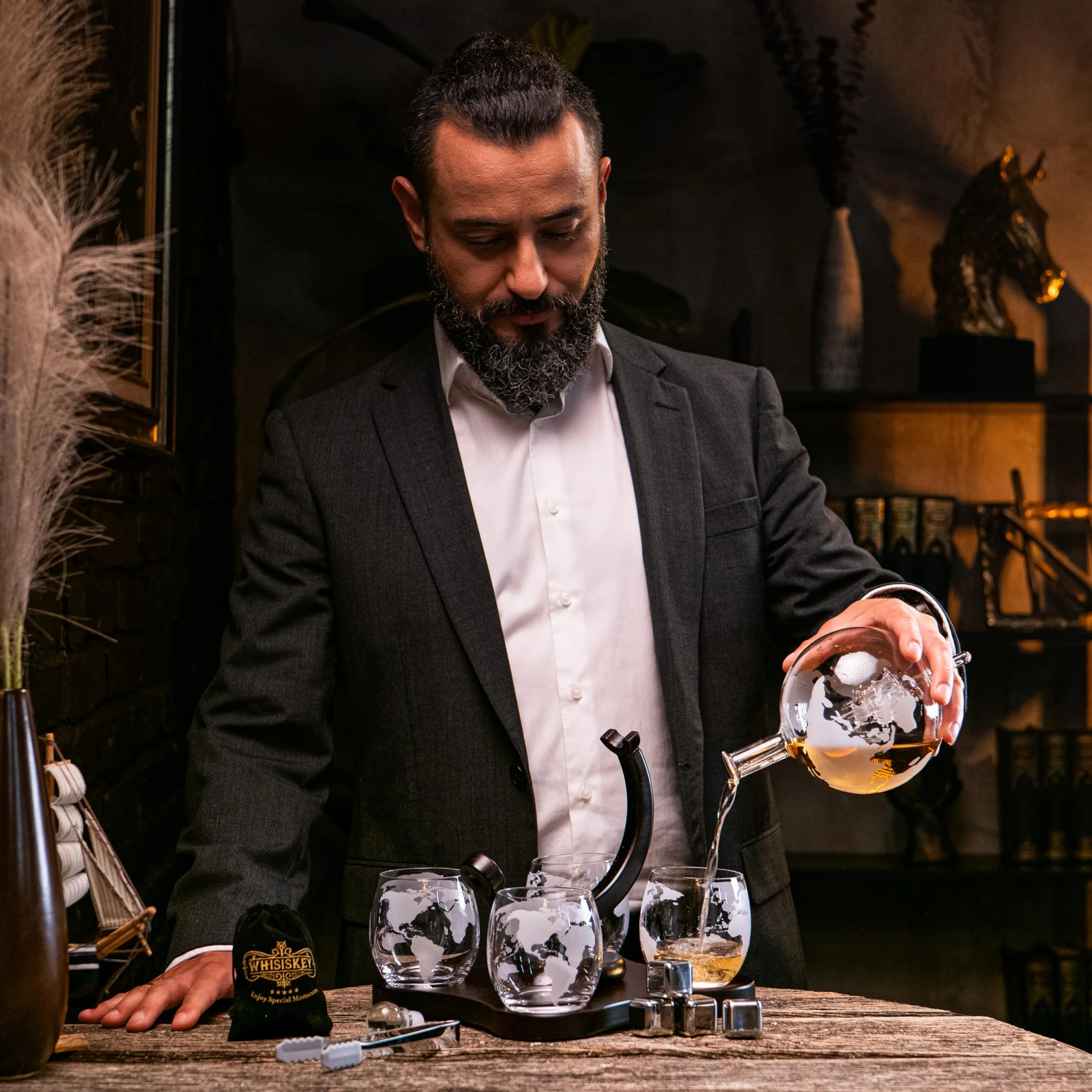 WHISISKEY Zestaw Karafka do Whisky - Zestaw Prezentowy Whiskey - Prezenty dla Mężczyzn - Pomysły na Prezent dla Mężczyzny - Kulista Karafka 900ML, 4 Szklanki do Whisky, 4 Kamienie do Whisky