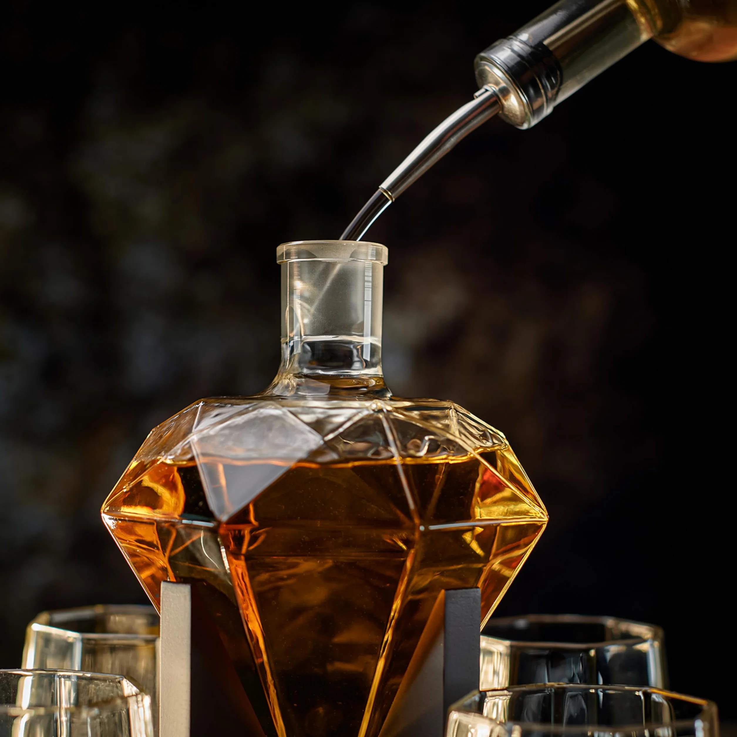 WHISISKEY Zestaw Karafka do Whisky - Zestaw Prezentowy Whiskey - Prezenty dla Mężczyzn - Pomysły na Prezent dla Mężczyzny - Diamentowa Karafka 1000ML, 4 Szklanki do Whisky, 4 Kamienie do Whisky