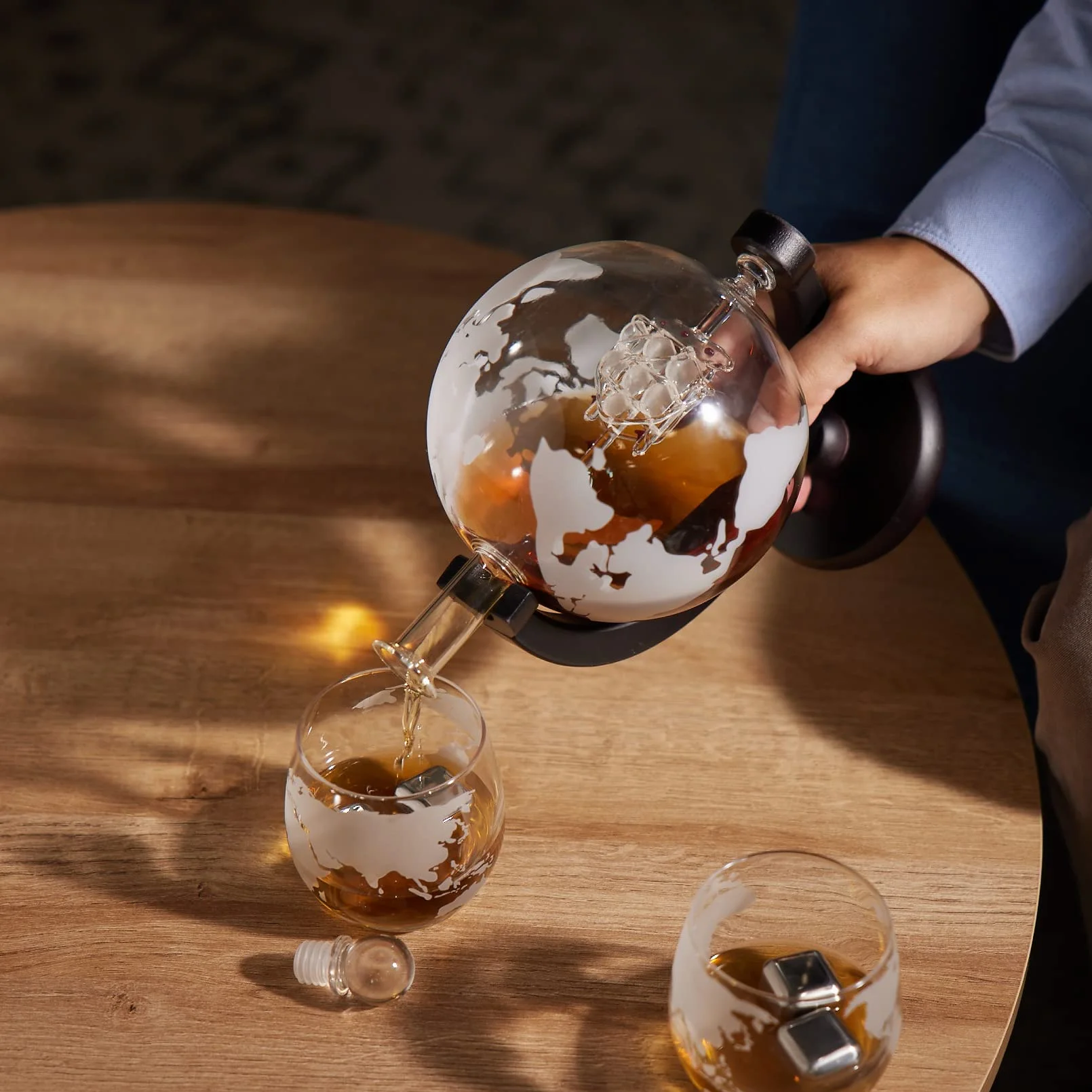 Oak & Steel - Karafka do Whisky Globe (XL 1500ml) z 2 Szklankami, 4 Kamieniami Whisky ze Stali Nierdzewnej, 1 Szczypcami do Lodu i Nie Tylko - Prezent dla Mężczyzn, Dzień Ojca, Boże Narodzenie