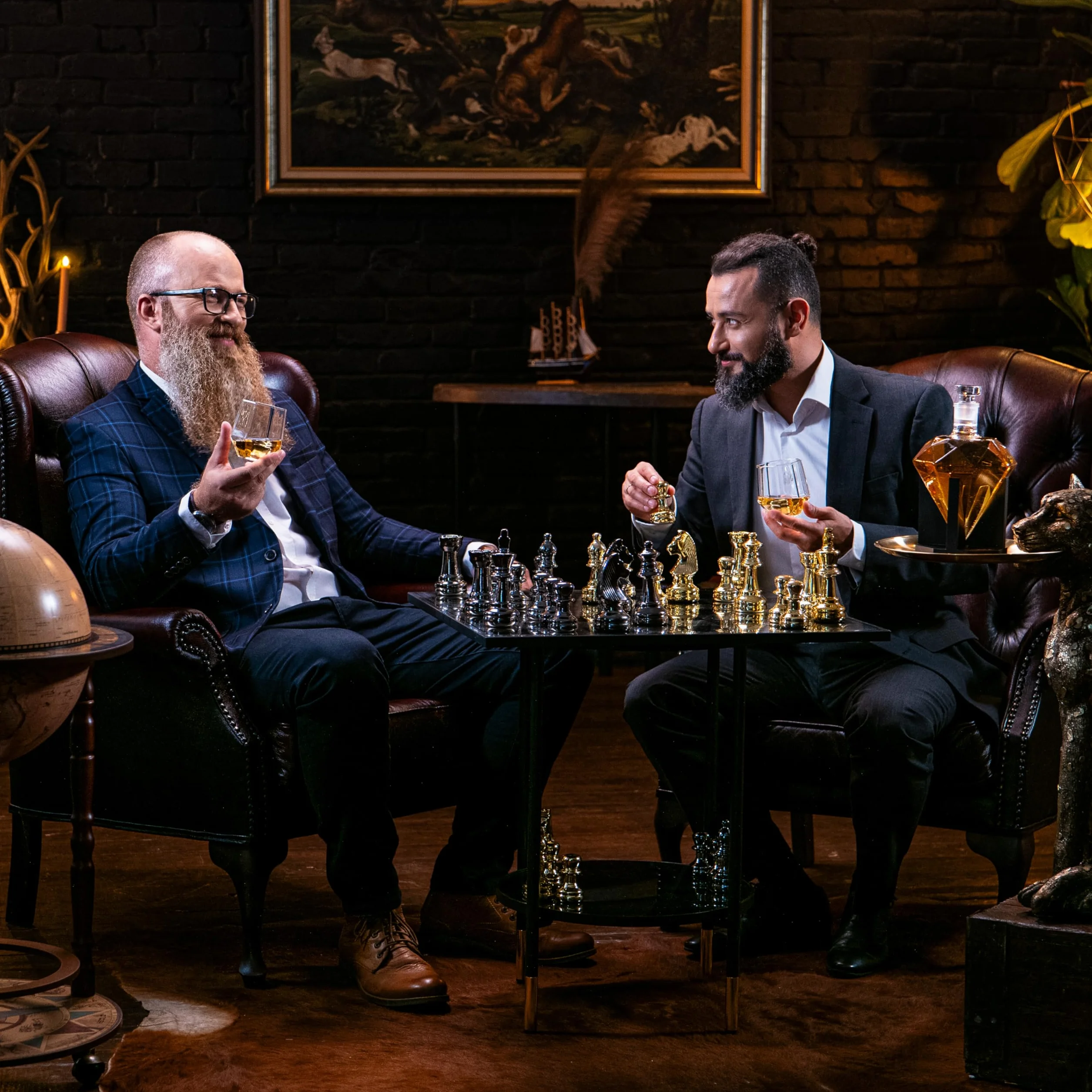 WHISISKEY Zestaw Karafka do Whisky - Zestaw Prezentowy Whiskey - Prezenty dla Mężczyzn - Pomysły na Prezent dla Mężczyzny - Diamentowa Karafka 700ML, 4 Kamienie do Whisky, Akcesoria