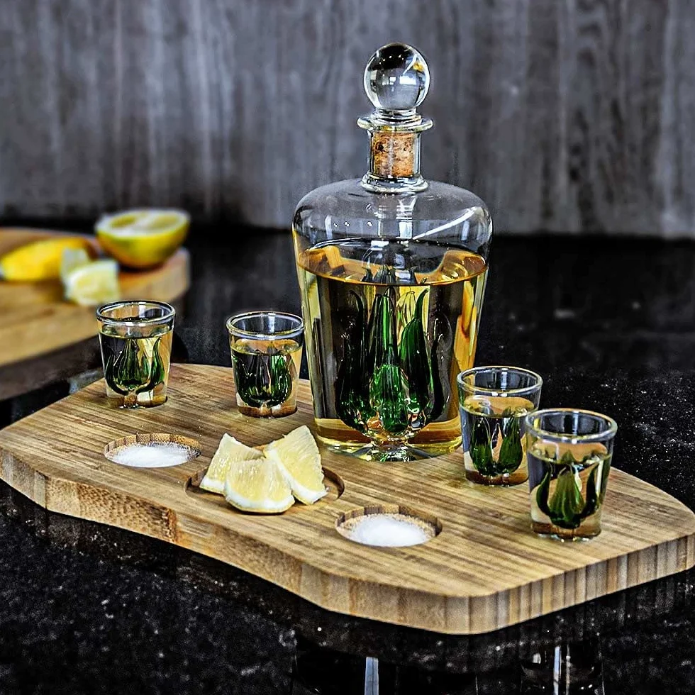 Mikamax Zestaw Karafek Tequila – Zestaw Tequili – Zestaw Prezentowy Tequila – W Zestawie 4 Szklanki do Tequili – Bambusowy Talerz – Kieliszki do Szotów – 840 Mililitrów
