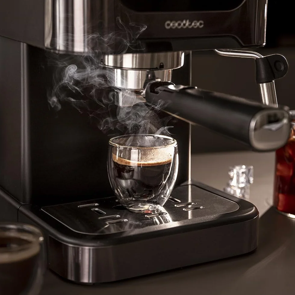 Cecotec Ekspres do kawy Espresso Power Espresso 20 Coldbrew. Espresso i cappuccino, zimna kawa, 20 barów ciśnieniowych, wychylna wylewka parowa, profesjonalna jakość w domu.