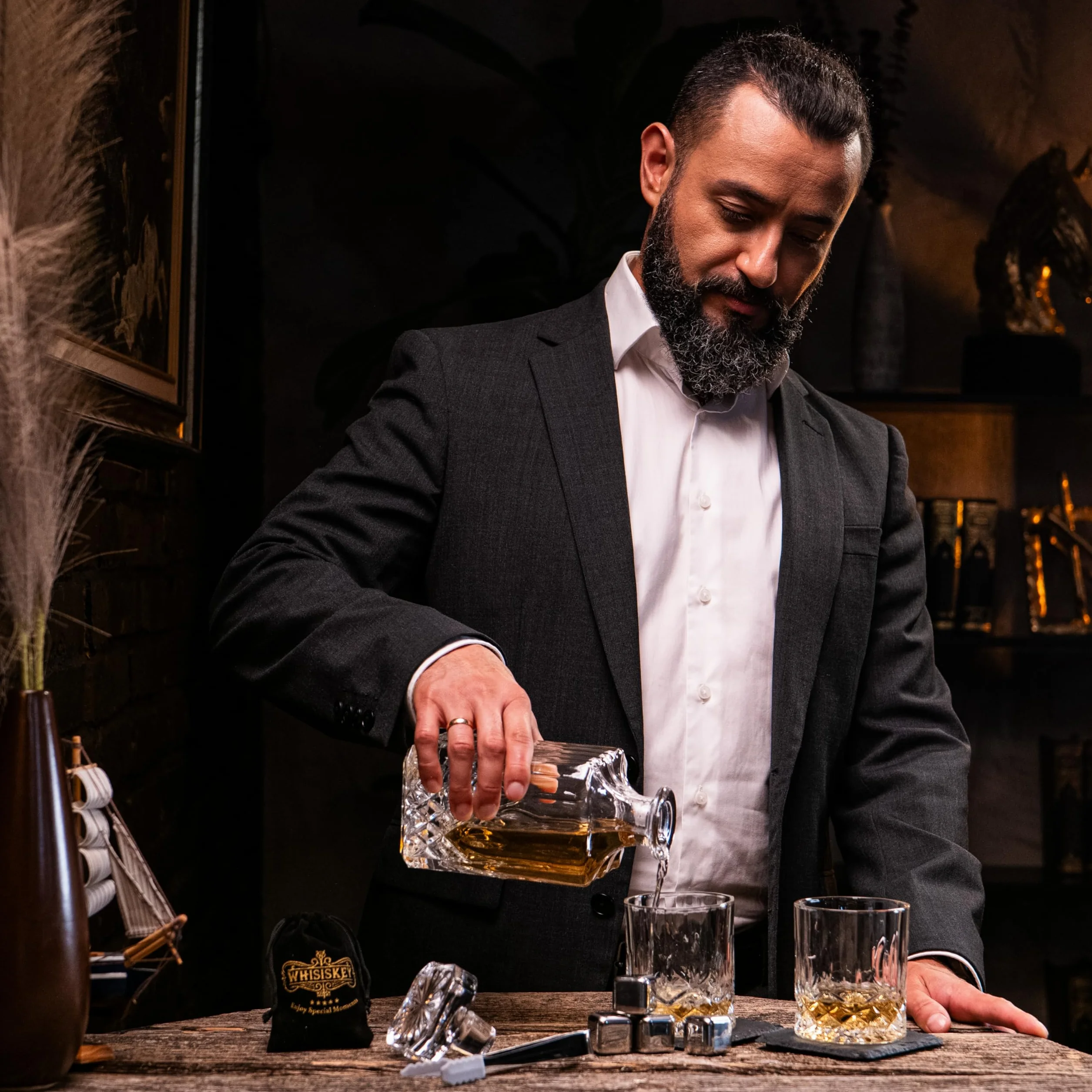 WHISISKEY Zestaw Karafka do Whisky - Zestaw Prezentowy Whiskey - Prezenty dla Mężczyzn - Pomysły na Prezent dla Mężczyzny - Klasyczna Karafka 700ML, 2 Szklanki do Whisky, 4 Kamienie do Whisky