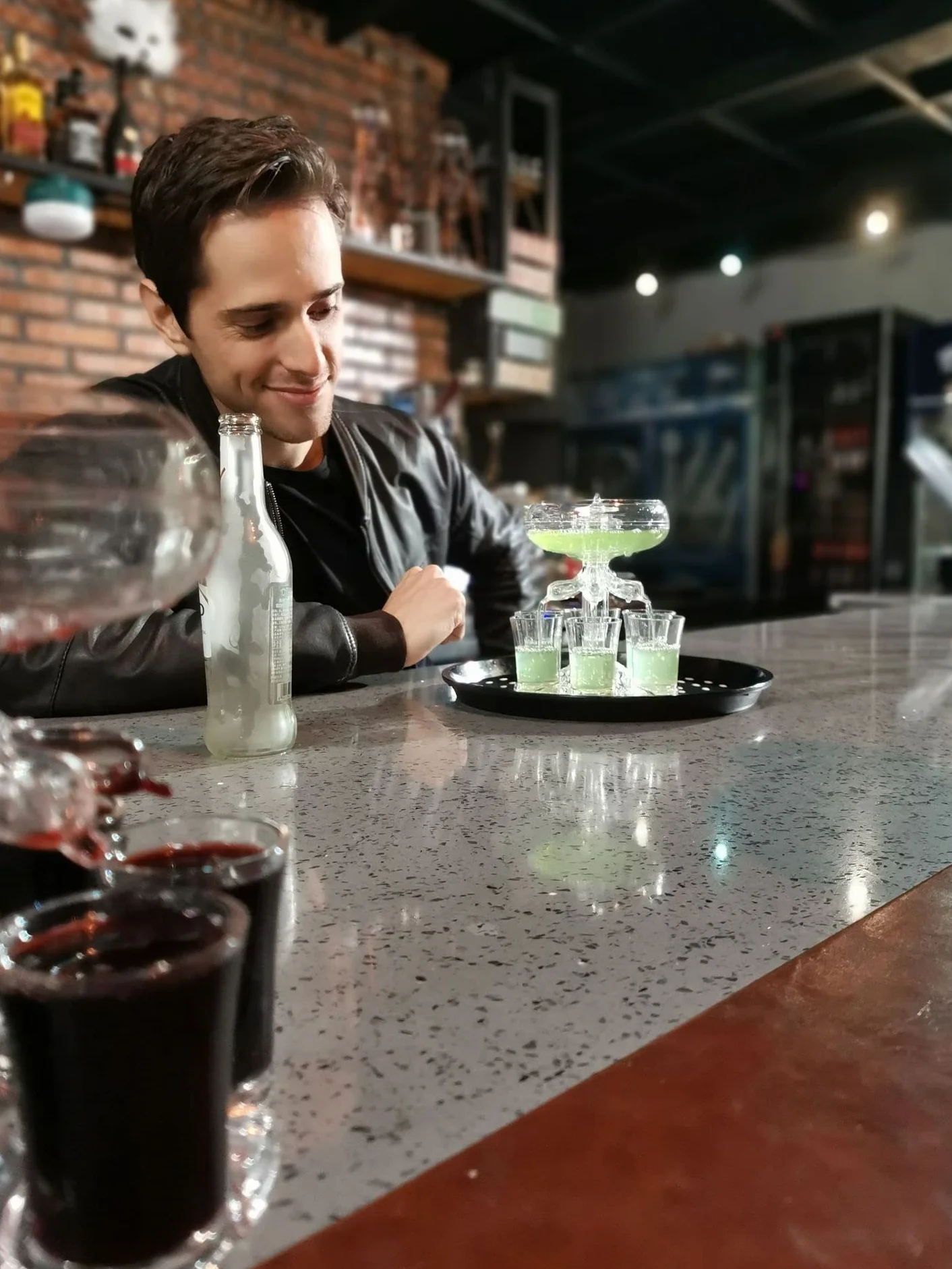 Transplant Dozownik do napojów z 6 kieliszkami 45 ml, zestaw, do zabawy, akrylowy, bezdotykowy dozownik soków, alkoholi, cydru, whisky, koktajli, zabawne akcesoria barowe i domowe, V2