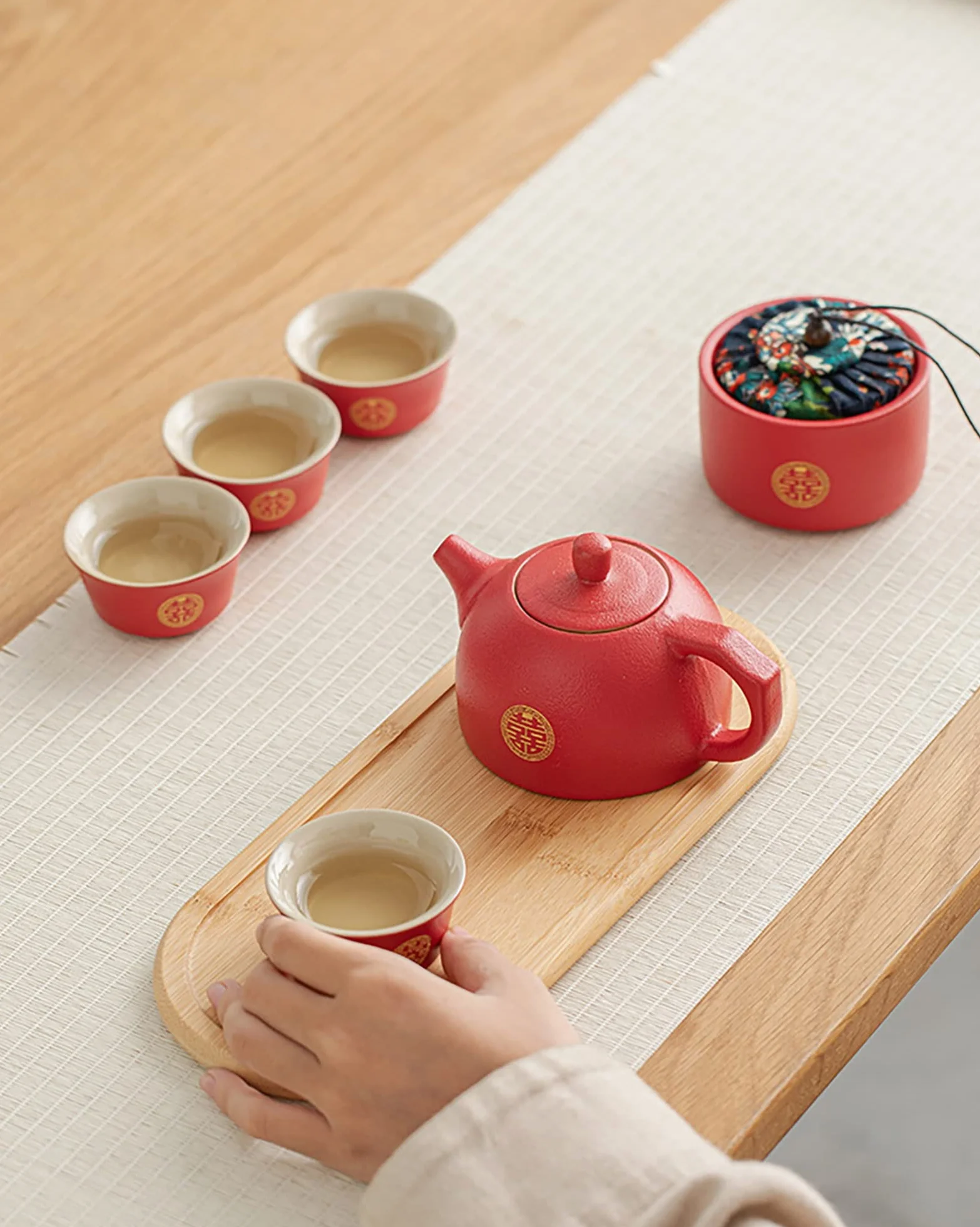 Chiński zestaw do herbaty Kung Fu Czajniczek Podwójne Szczęście Porcelana Czerwony Zestaw Do Herbaty Ślubnej Czajniczek, Chińskie Tradycyjne Dekoracje Ślubne, Kreatywny Ceramiczny Zestaw Serwisowy