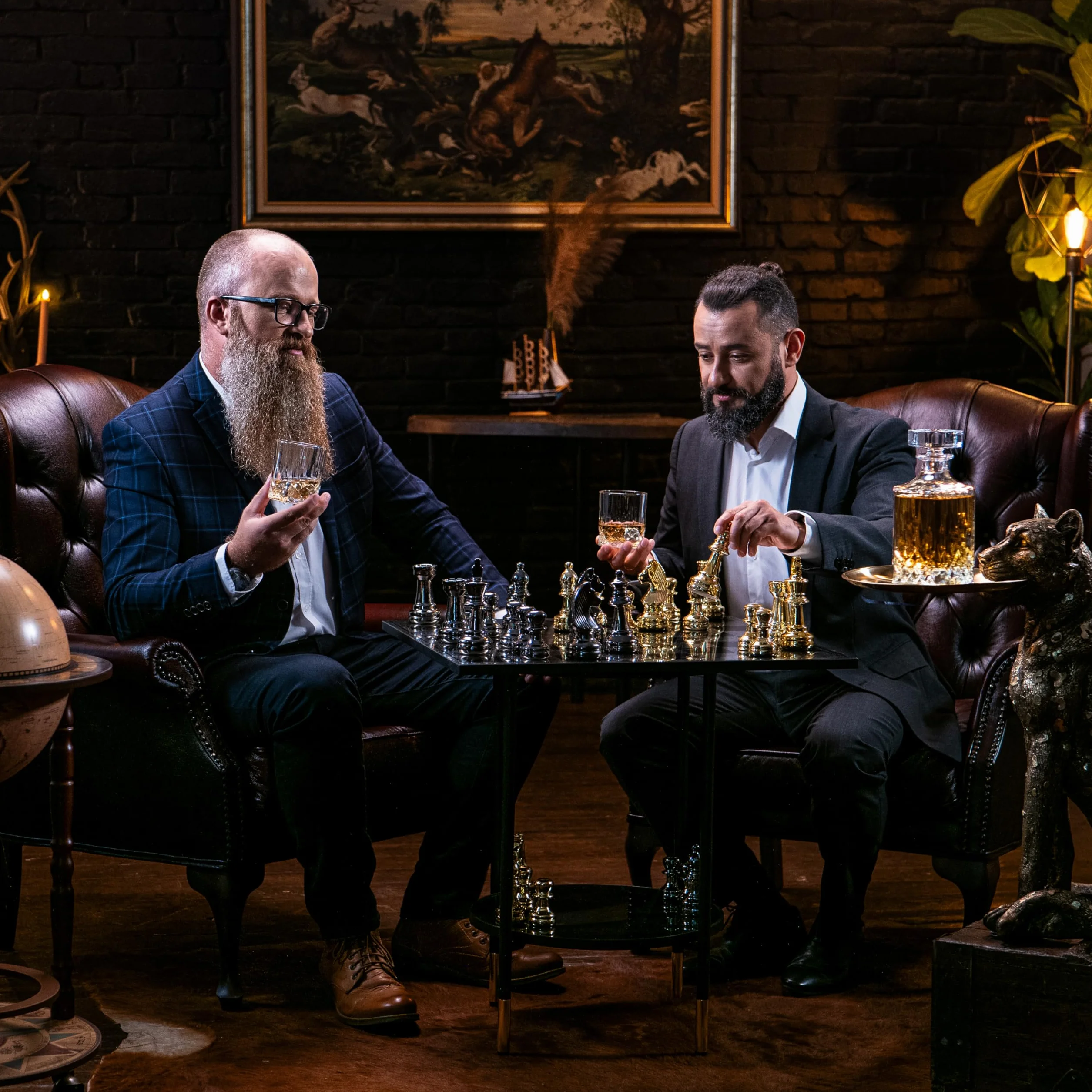 WHISISKEY Zestaw Karafka do Whisky - Zestaw Prezentowy Whiskey - Prezenty dla Mężczyzn - Pomysły na Prezent dla Mężczyzny - Klasyczna Karafka 700ML, 2 Szklanki do Whisky, 4 Kamienie do Whisky