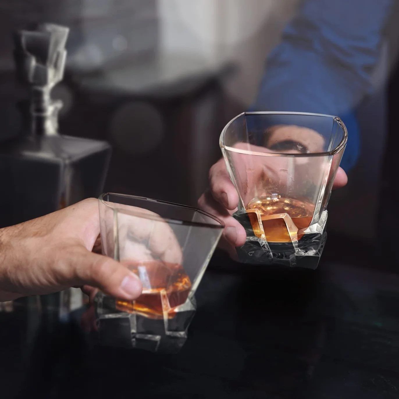 Maverton Zestaw do Whisky – Karafka 950 ml + 2 Szklanki 250 ml - Prezent dla Mężczyzny z Klasą - Szkło Premium do Whisky - Na Rocznicę, Święta, Dzień Ojca