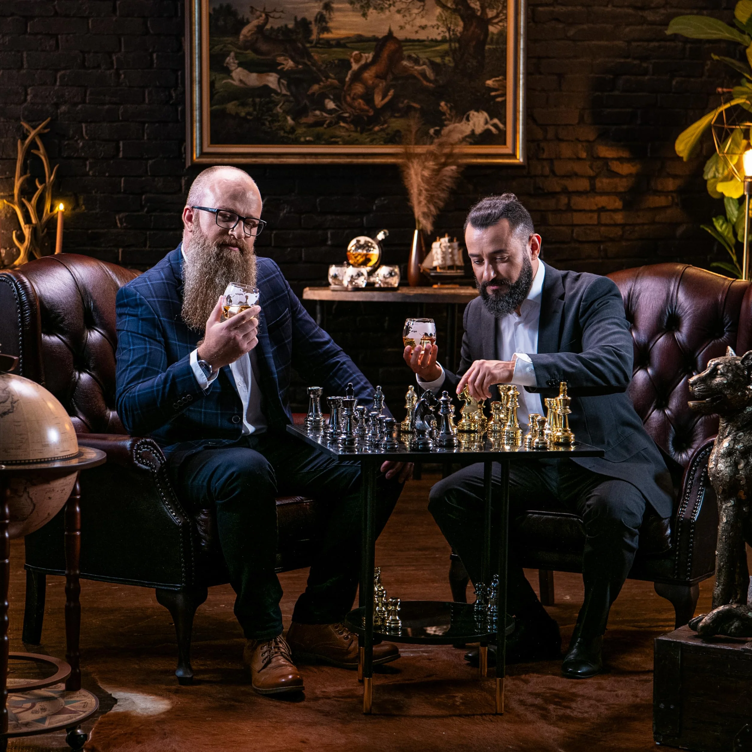 WHISISKEY Zestaw Karafka do Whisky - Zestaw Prezentowy Whiskey - Prezenty dla Mężczyzn - Pomysły na Prezent dla Mężczyzny - Kulista Karafka 900ML, 4 Szklanki do Whisky, 4 Kamienie do Whisky