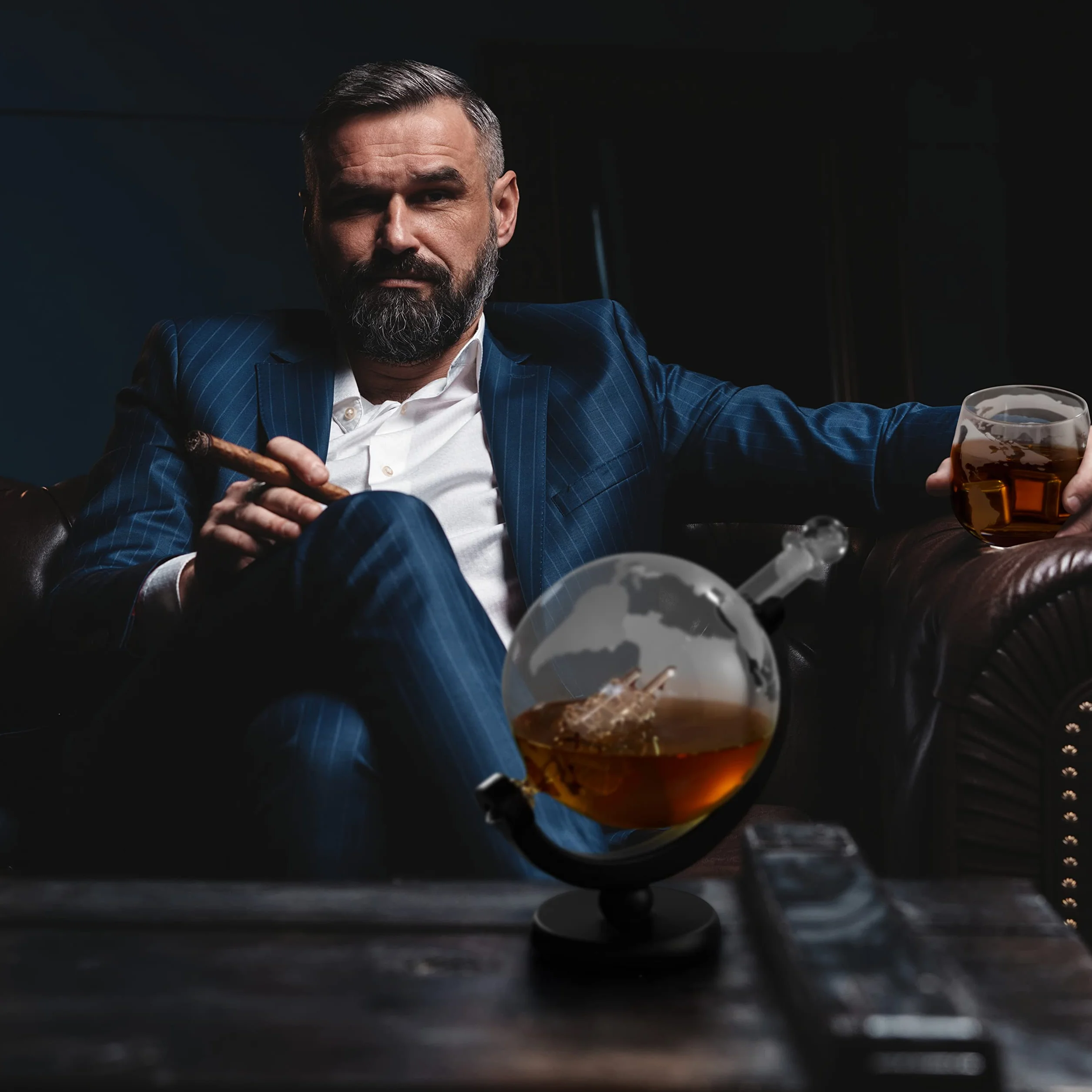Oak & Steel - Karafka do Whisky Globe (XL 1500ml) z 2 Szklankami, 4 Kamieniami Whisky ze Stali Nierdzewnej, 1 Szczypcami do Lodu i Nie Tylko - Prezent dla Mężczyzn, Dzień Ojca, Boże Narodzenie