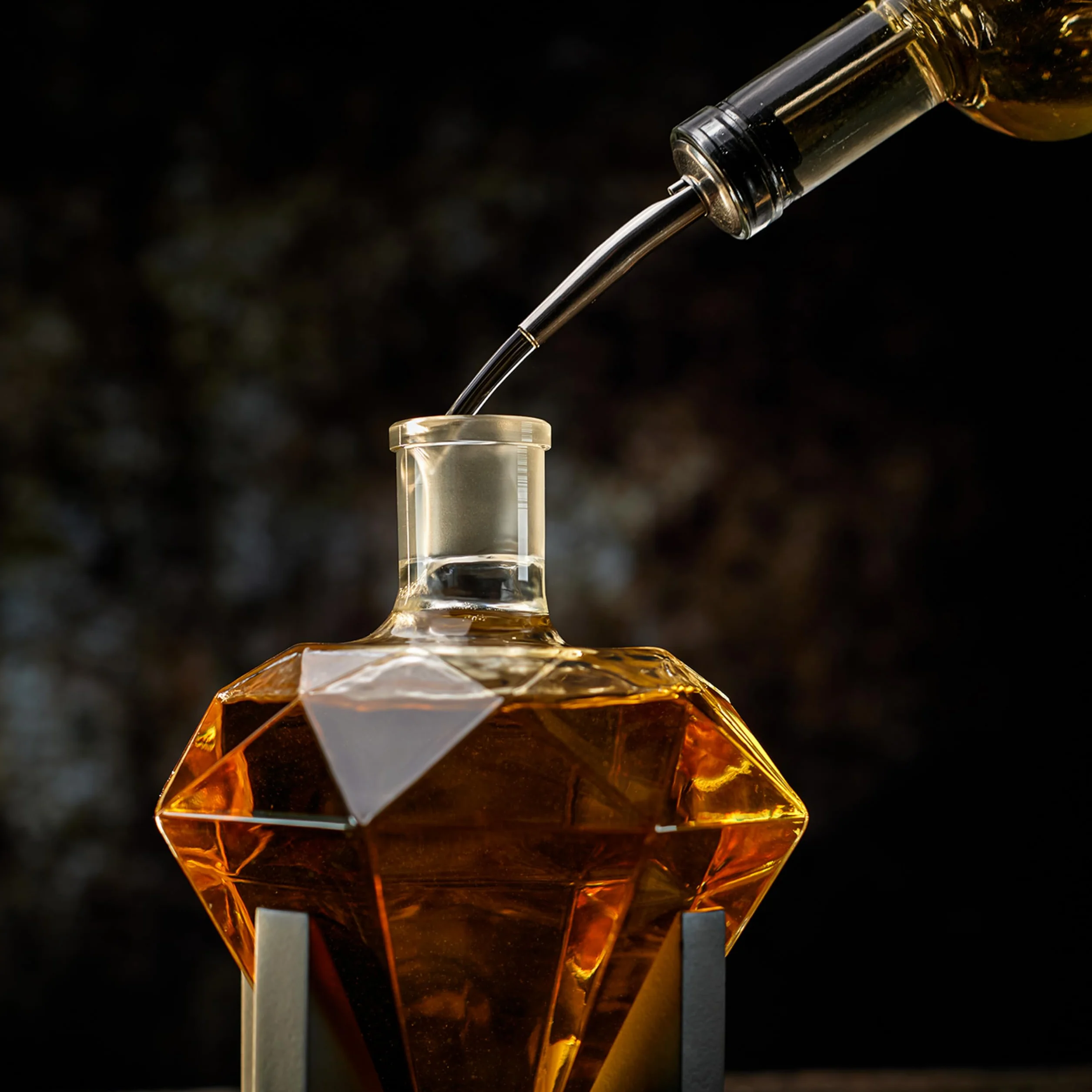 WHISISKEY Zestaw Karafka do Whisky - Zestaw Prezentowy Whiskey - Prezenty dla Mężczyzn - Pomysły na Prezent dla Mężczyzny - Diamentowa Karafka 700ML, 4 Kamienie do Whisky, Akcesoria
