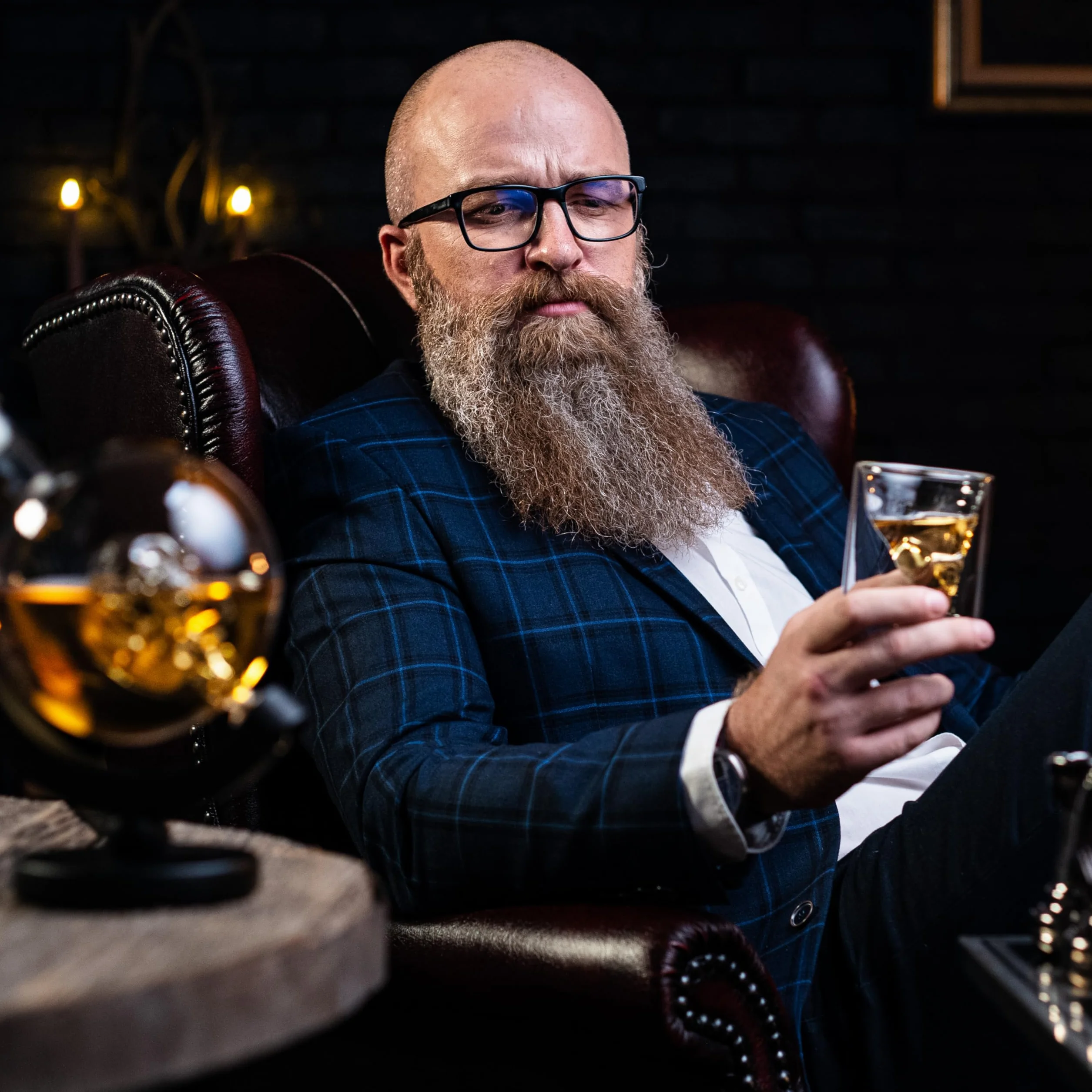 WHISISKEY Zestaw Karafka do Whisky - Zestaw Prezentowy Whiskey - Prezenty dla Mężczyzn - Pomysły na Prezent dla Mężczyzny - Czaszka Karafka 900ML, 2 Szklanki do Whisky, 4 Kamienie do Whisky, Akcesoria