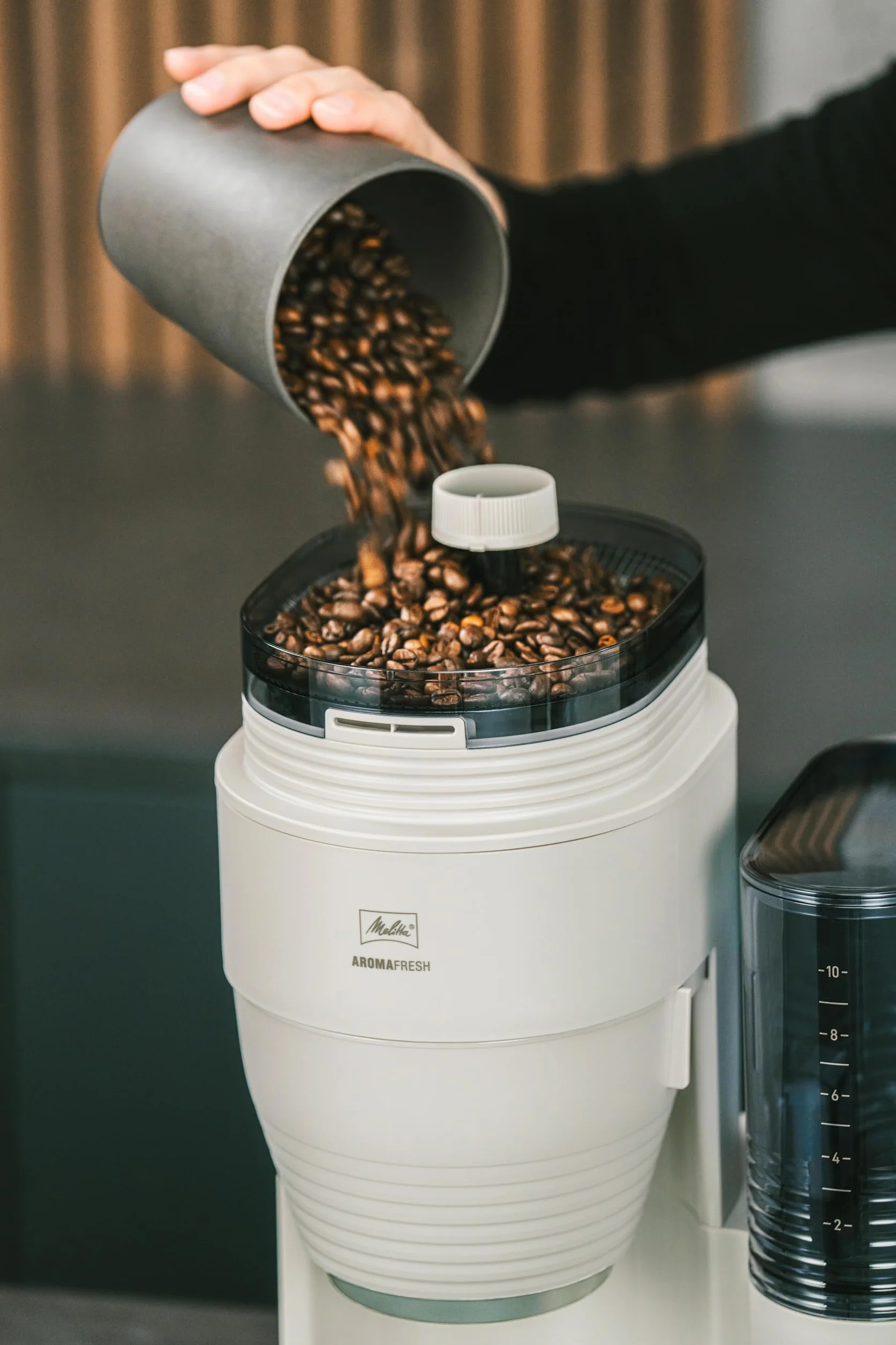 Melitta AromaFresh Pro X – ekspres do kawy z młynkiem, przelewowy ekspres do kawy ze szklanym dzbankiem i wyjmowanym zbiornikiem na wodę, na maks. 10 filiżanek kawy, kolor ciepły szary