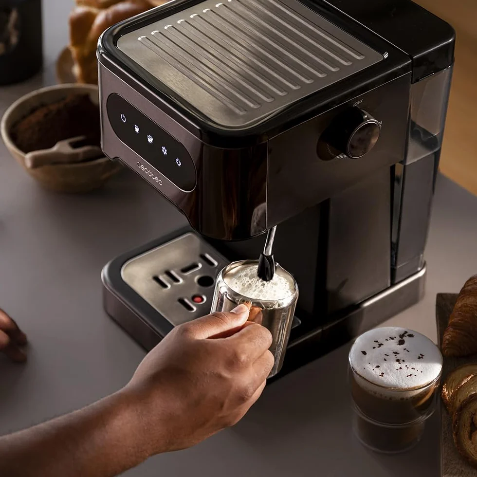 Cecotec Ekspres do kawy Espresso Power Espresso 20 Coldbrew. Espresso i cappuccino, zimna kawa, 20 barów ciśnieniowych, wychylna wylewka parowa, profesjonalna jakość w domu.