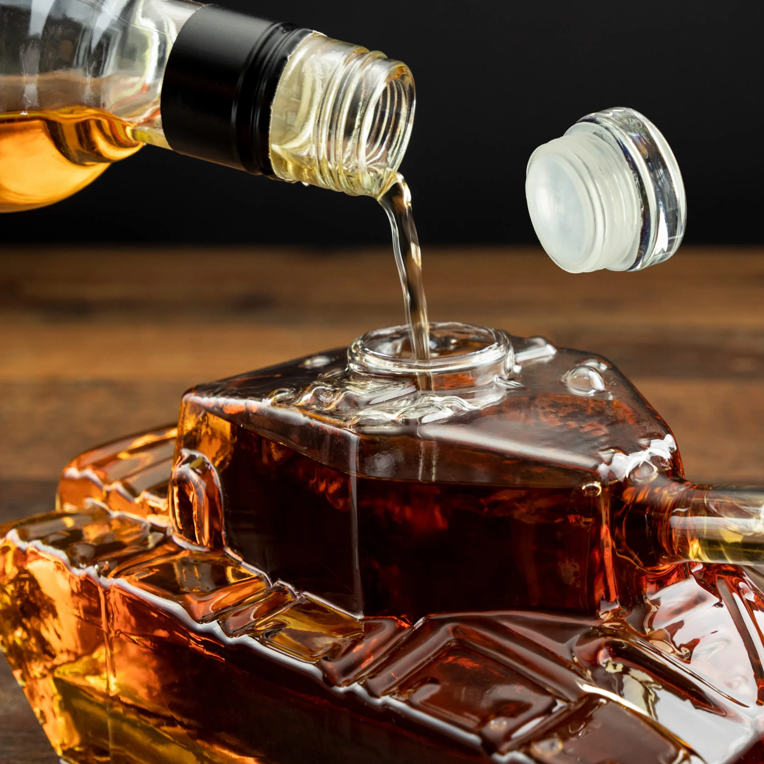 Froster Karafka Czołg, 1000ml Szklana Karafka do Whisky, Wódki, Nalewki, na Alkohol, Prezent dla Faceta, Chłopaka, Męża, Taty, Żołnierza, Gadżet na 18, 30, 40 Urodziny Mężczyzny