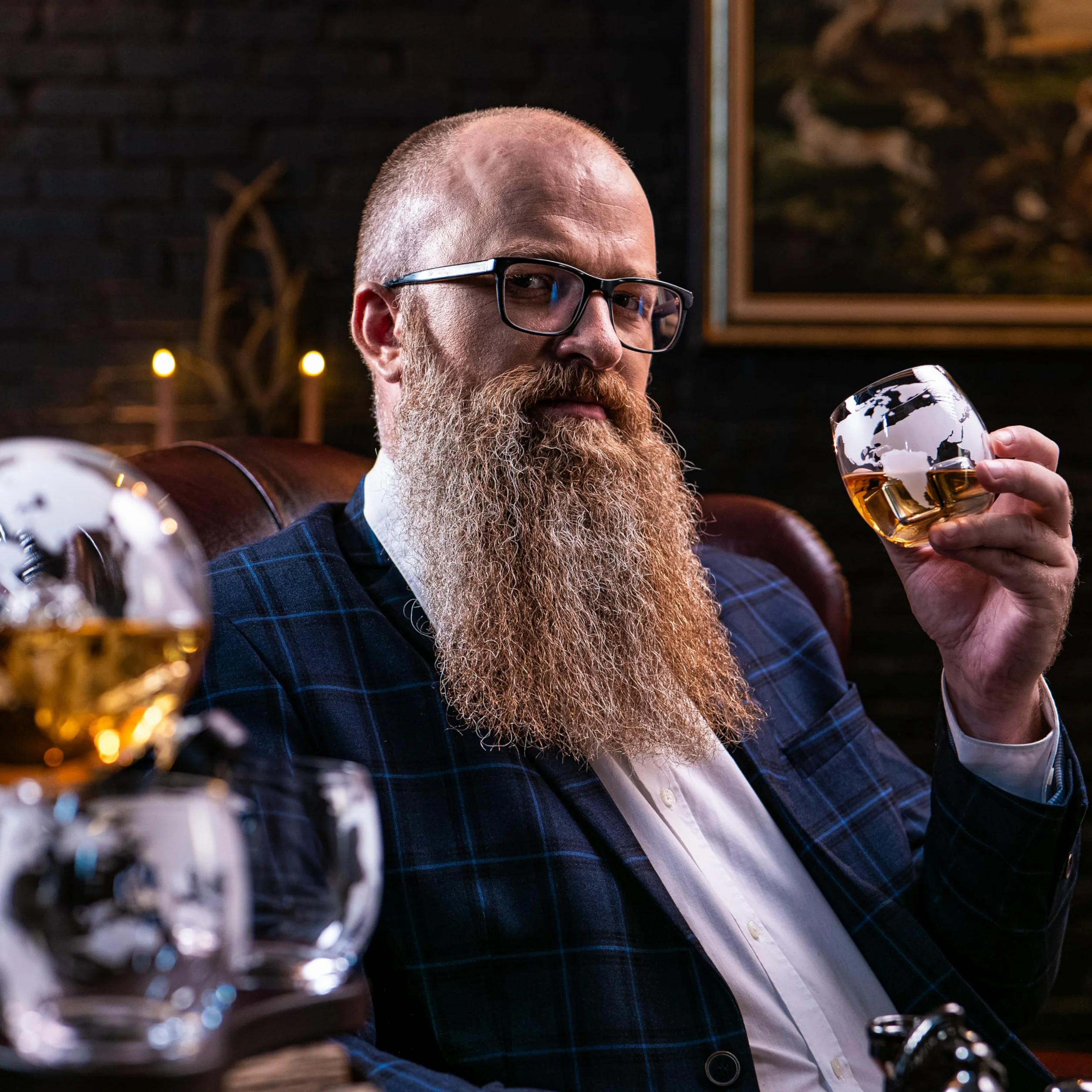 WHISISKEY Zestaw Karafka do Whisky - Zestaw Prezentowy Whiskey - Prezenty dla Mężczyzn - Pomysły na Prezent dla Mężczyzny - Kulista Karafka 900ML, 4 Szklanki do Whisky, 4 Kamienie do Whisky