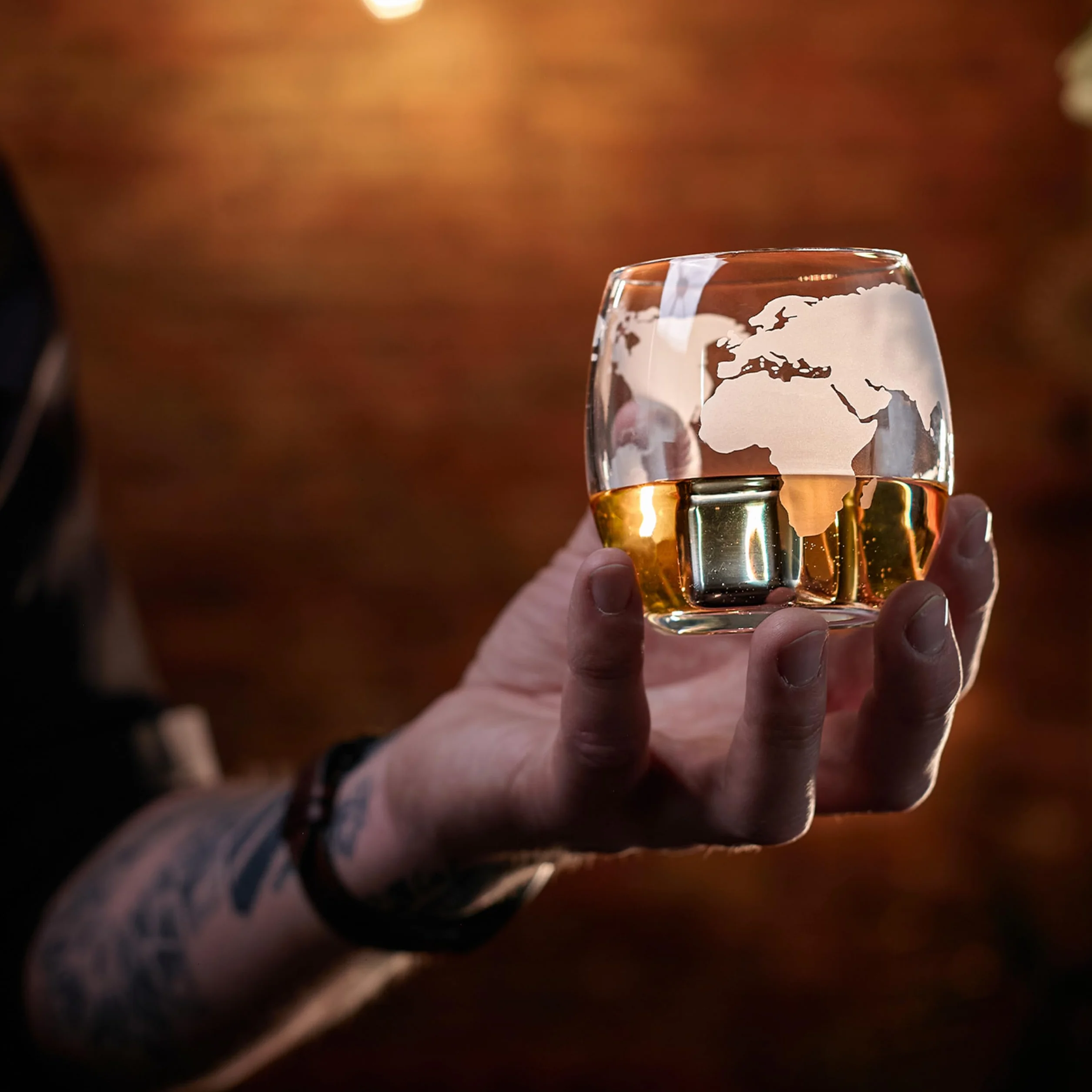 WHISISKEY Zestaw Karafka do Whisky - Zestaw Prezentowy Whiskey - Prezenty dla Mężczyzn - Pomysły na Prezent dla Mężczyzny - Kulista Karafka 900ML, 4 Szklanki do Whisky, 4 Kamienie do Whisky
