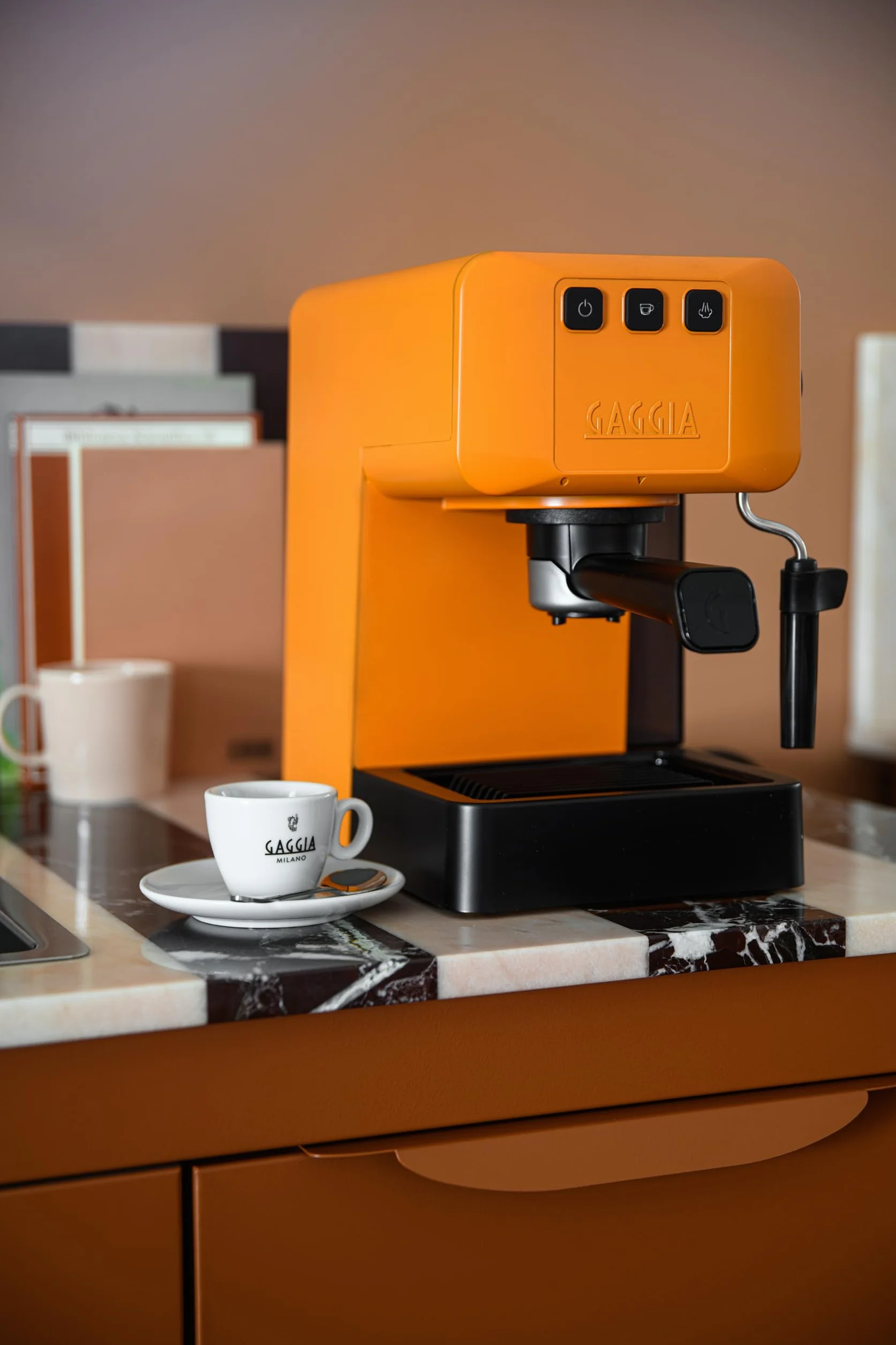 Gaggia EG2109 ORANGE Ręczny ekspres do kawy Espresso, mielona lub gofrowa, system POD do kremowego espresso z kapsułkami, automatyczna wstępna infuzja, 15 bar, nowy model 2023, 100% Made in Italy