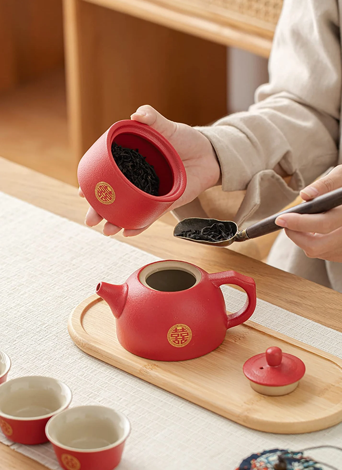 Chiński zestaw do herbaty Kung Fu Czajniczek Podwójne Szczęście Porcelana Czerwony Zestaw Do Herbaty Ślubnej Czajniczek, Chińskie Tradycyjne Dekoracje Ślubne, Kreatywny Ceramiczny Zestaw Serwisowy