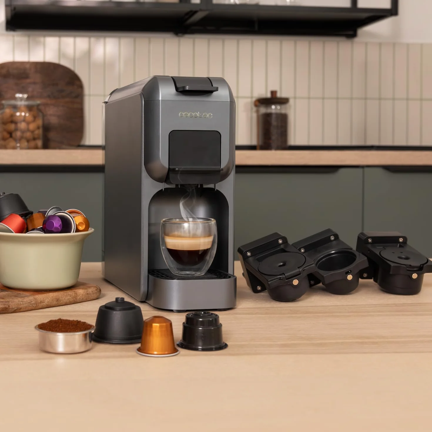 Cecotec Freestyle Compact Black ekspres do kawy na kapsułki, 1350 W, ogrzewanie Thermoblock, technologia Forcearoma 20 bar, ekspres do kawy 4 w 1, odpowiedni do kawy mielonej, Dolce Gusto, Nespresso i
