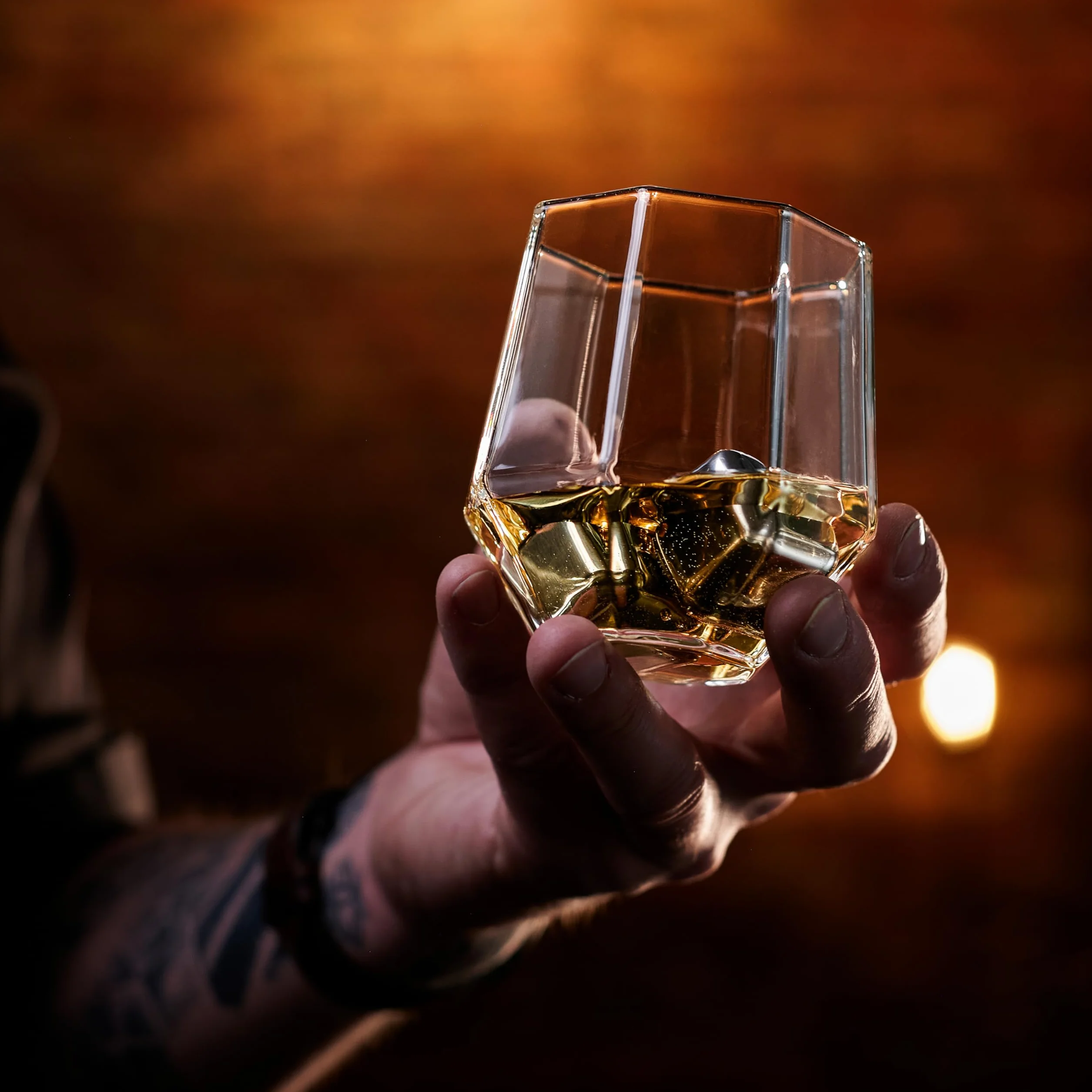 WHISISKEY Zestaw Karafka do Whisky - Zestaw Prezentowy Whiskey - Prezenty dla Mężczyzn - Pomysły na Prezent dla Mężczyzny - Diamentowa Karafka 1000ML, 4 Szklanki do Whisky, 4 Kamienie do Whisky