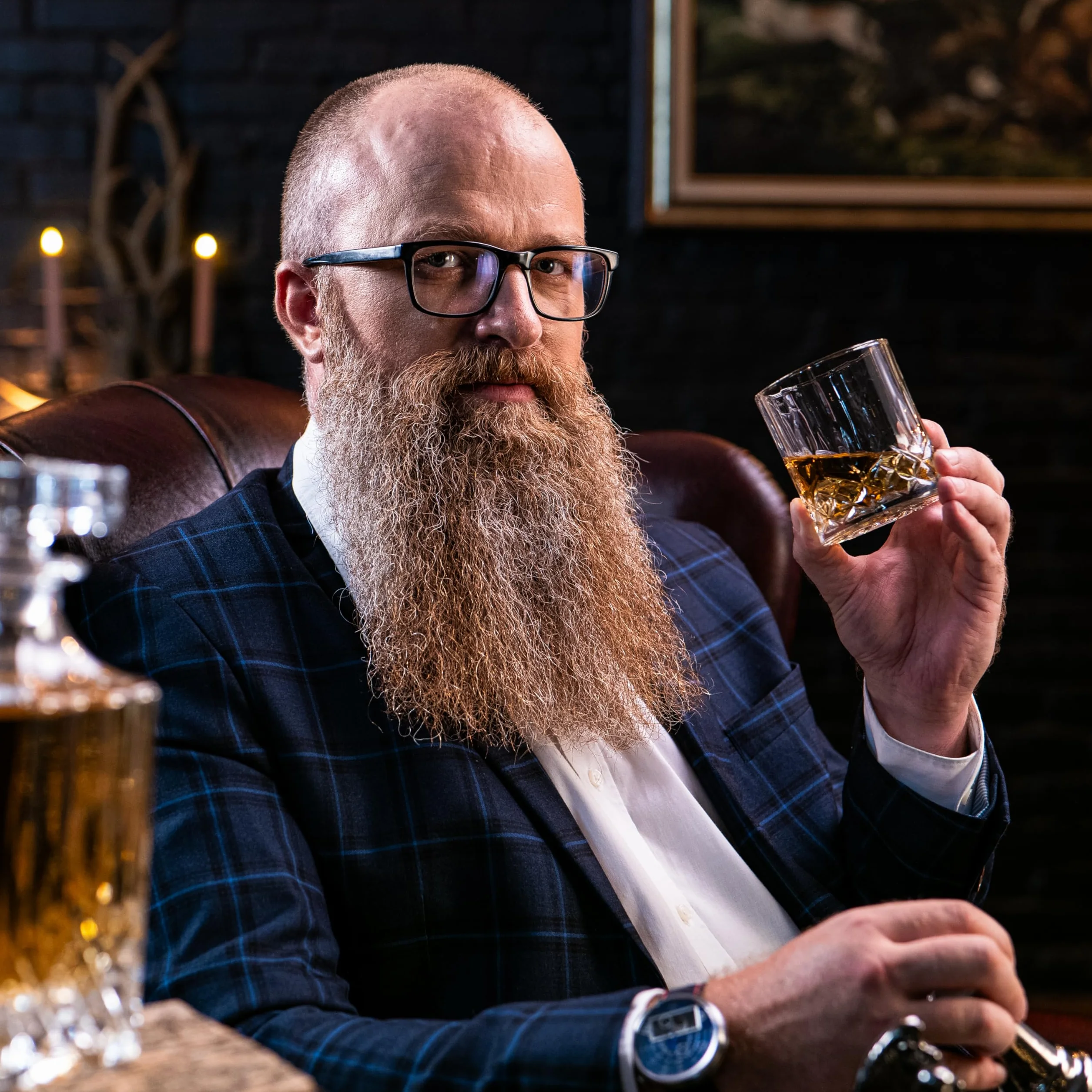 WHISISKEY Zestaw Karafka do Whisky - Zestaw Prezentowy Whiskey - Prezenty dla Mężczyzn - Pomysły na Prezent dla Mężczyzny - Klasyczna Karafka 700ML, 4 Szklanki do Whisky, 4 Kamienie do Whisky