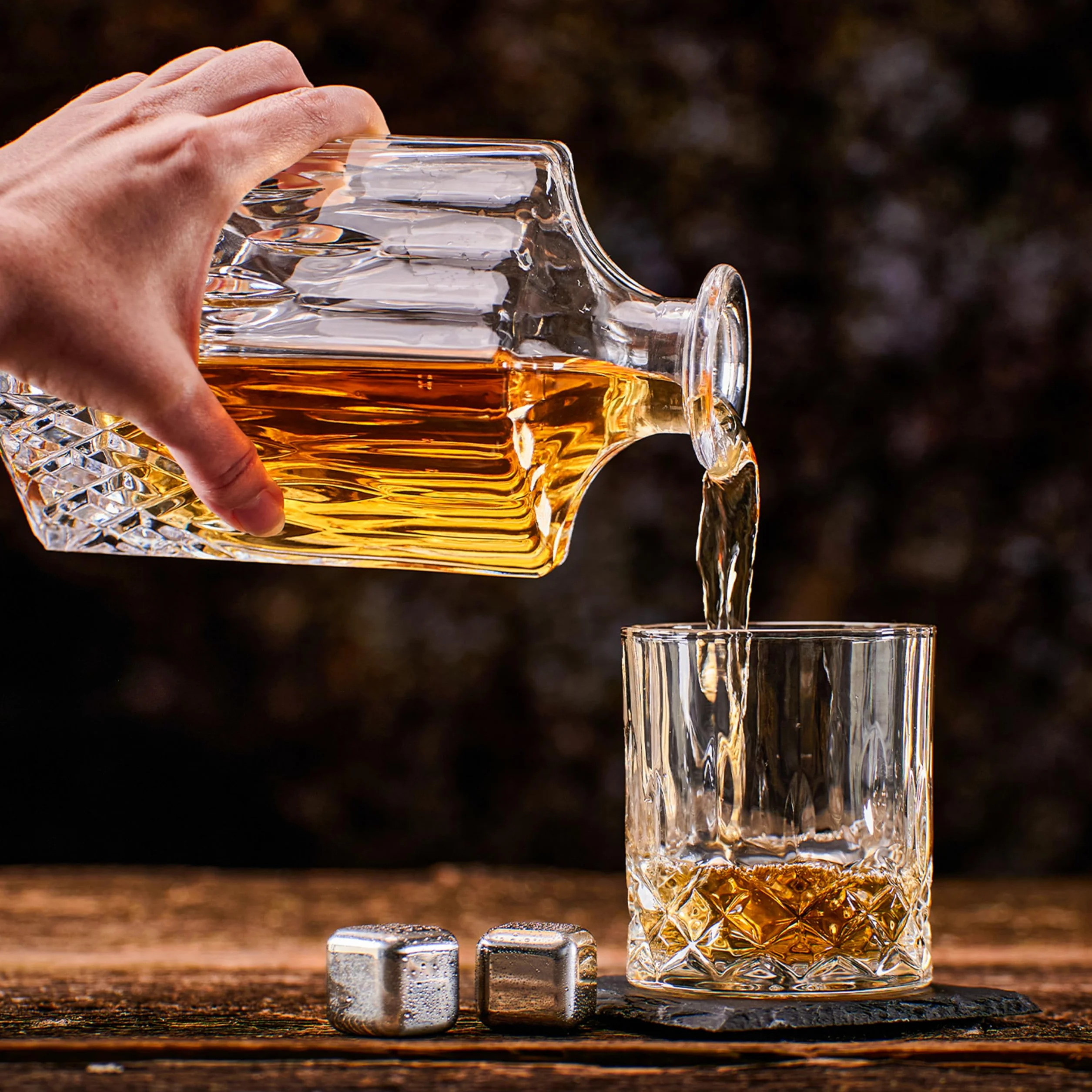 WHISISKEY Zestaw Karafka do Whisky - Zestaw Prezentowy Whiskey - Prezenty dla Mężczyzn - Pomysły na Prezent dla Mężczyzny - Klasyczna Karafka 700ML, 2 Szklanki do Whisky, 4 Kamienie do Whisky