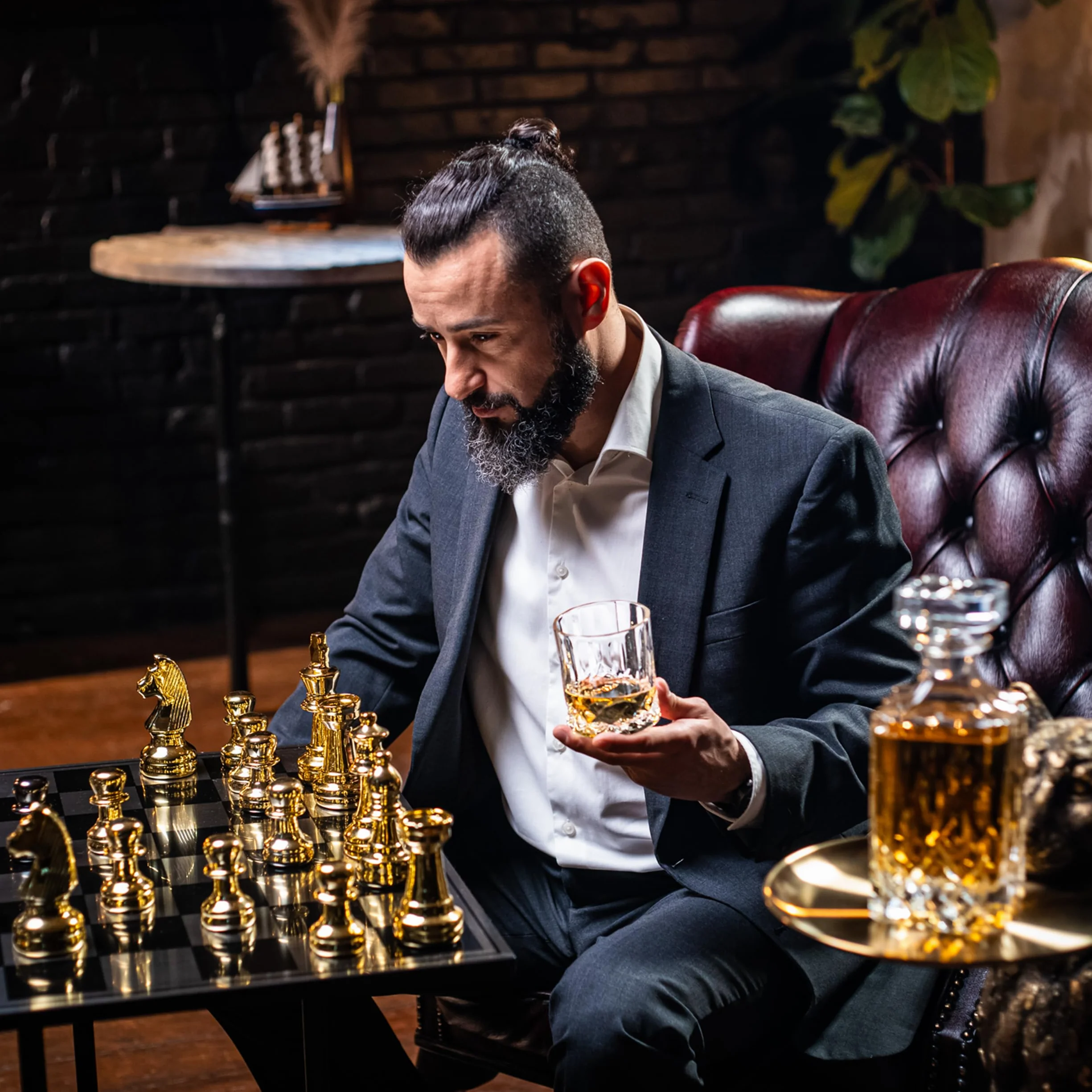 WHISISKEY Zestaw Karafka do Whisky - Zestaw Prezentowy Whiskey - Prezenty dla Mężczyzn - Pomysły na Prezent dla Mężczyzny - Klasyczna Karafka 700ML, 2 Szklanki do Whisky, 4 Kamienie do Whisky