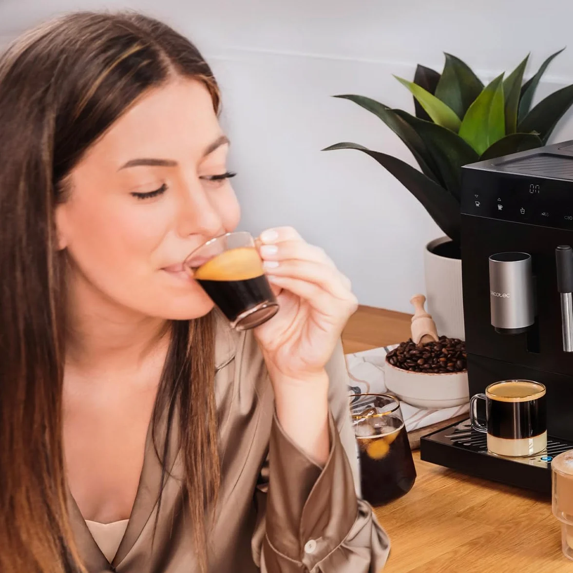 Cecotec Kompaktowy ekspres do kawy do espresso Cremmaet Steam. 1350 W, 19 bar, system termobloków, zbiornik na kawę ziarna 150 g z młynkiem i 1,1 l wody, kompaktowy z parownikiem