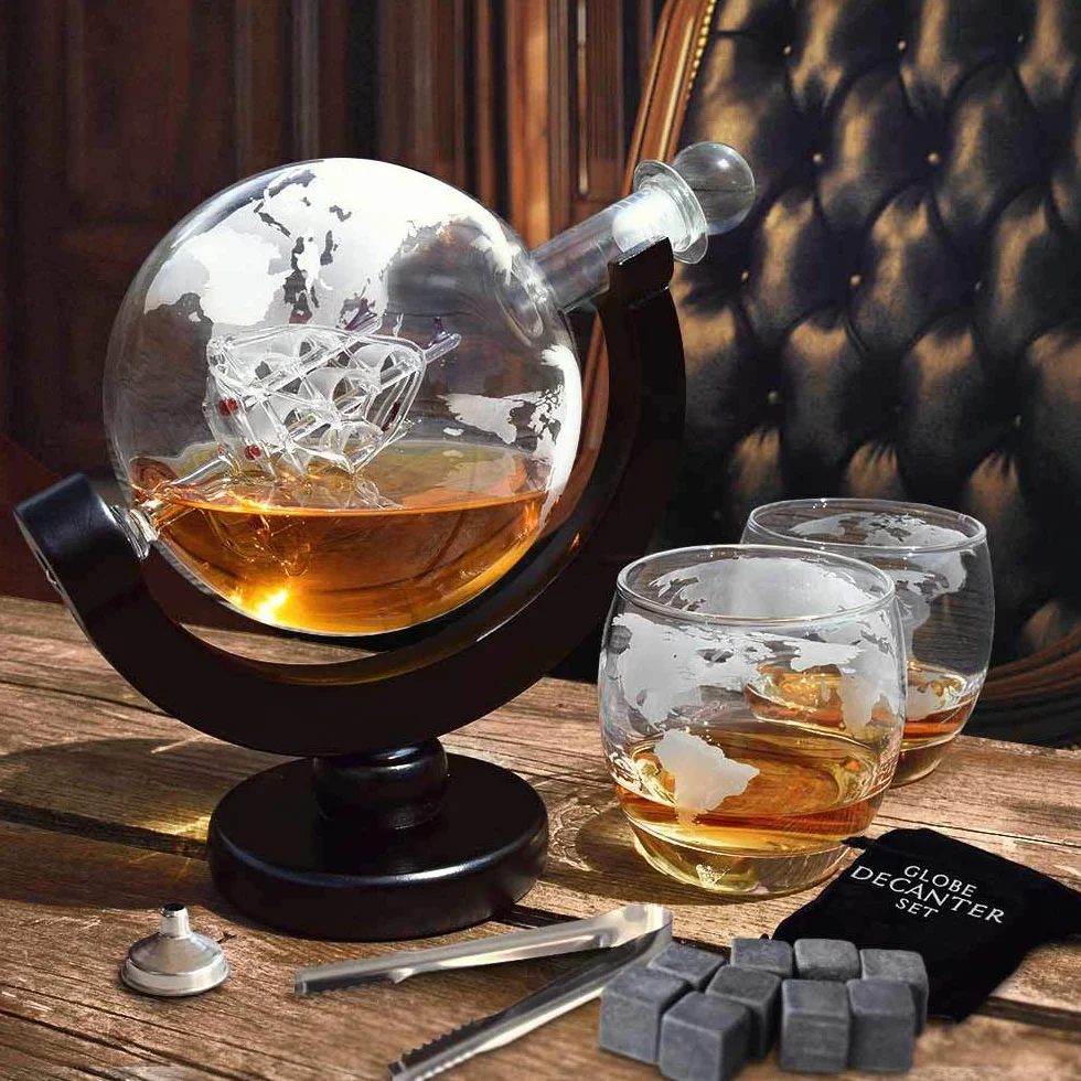 MikaMax - zestaw z karafką Globe - karafka do whisky - z dwoma kieliszkami - ręcznie wykonana - przezroczysta - 850 ml - karafka z hermetycznym uszczelnieniem