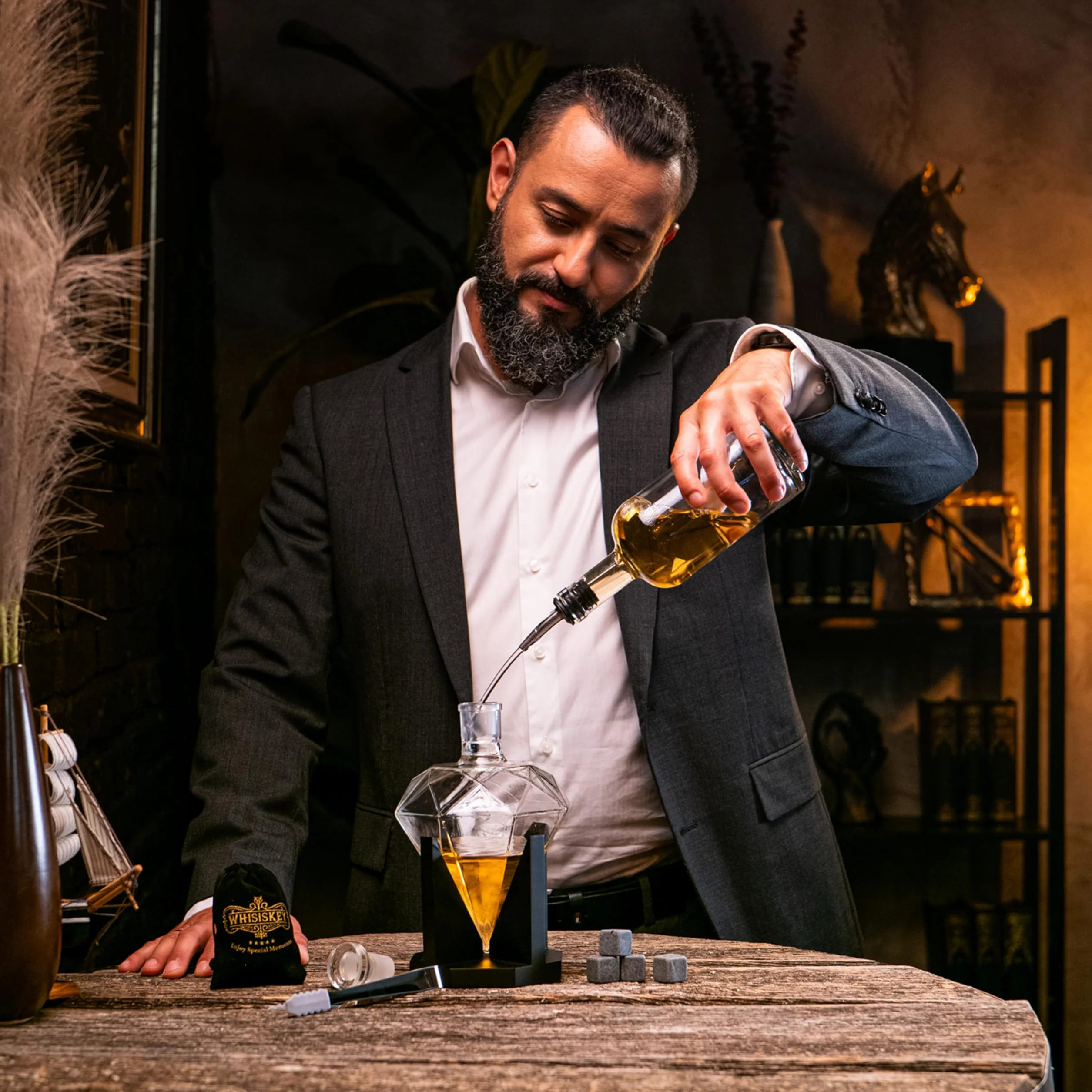 WHISISKEY Zestaw Karafka do Whisky - Zestaw Prezentowy Whiskey - Prezenty dla Mężczyzn - Pomysły na Prezent dla Mężczyzny - Diamentowa Karafka 700ML, 4 Kamienie do Whisky, Akcesoria