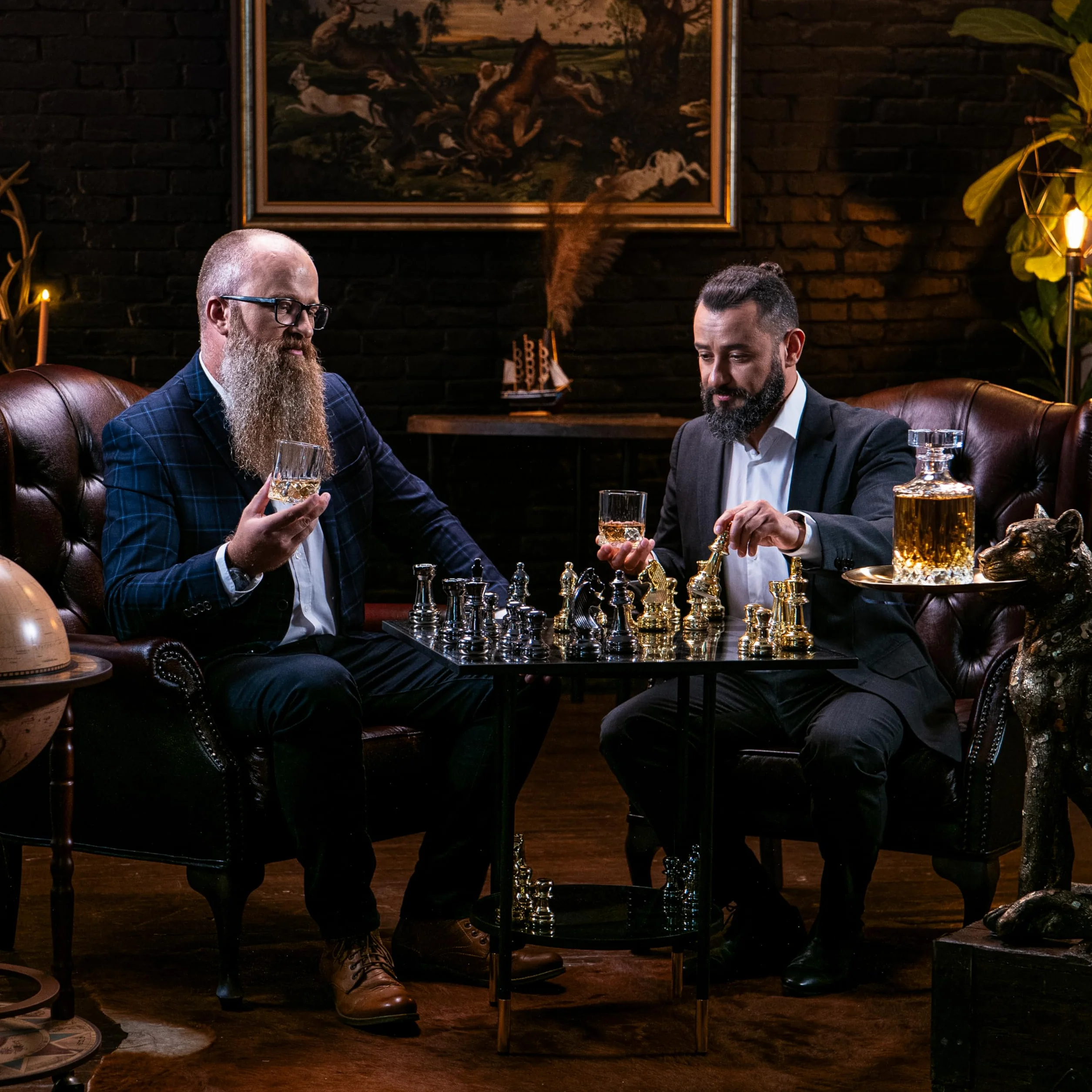 WHISISKEY Zestaw Karafka do Whisky - Zestaw Prezentowy Whiskey - Prezenty dla Mężczyzn - Pomysły na Prezent dla Mężczyzny - Klasyczna Karafka 700ML, 4 Szklanki do Whisky, 4 Kamienie do Whisky