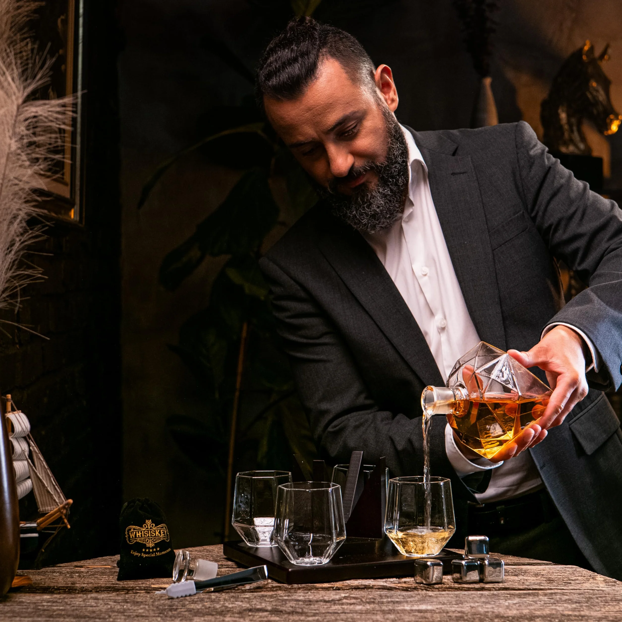 WHISISKEY Zestaw Karafka do Whisky - Zestaw Prezentowy Whiskey - Prezenty dla Mężczyzn - Pomysły na Prezent dla Mężczyzny - Diamentowa Karafka 1000ML, 4 Szklanki do Whisky, 4 Kamienie do Whisky
