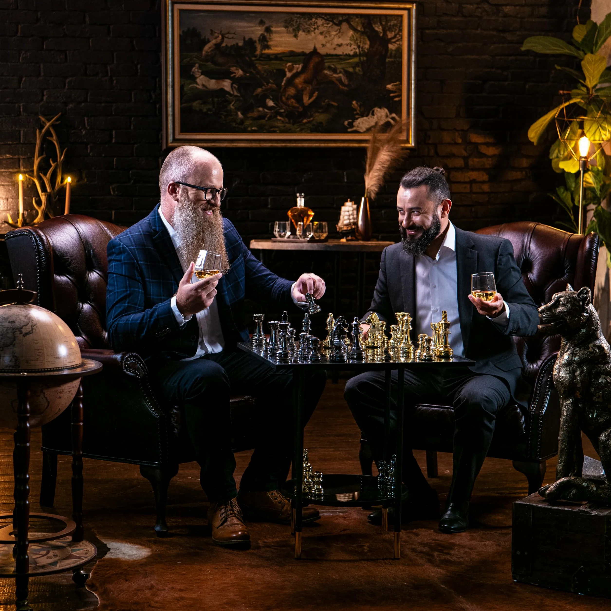 WHISISKEY Zestaw Karafka do Whisky - Zestaw Prezentowy Whiskey - Prezenty dla Mężczyzn - Pomysły na Prezent dla Mężczyzny - Diamentowa Karafka 1000ML, 4 Szklanki do Whisky, 4 Kamienie do Whisky