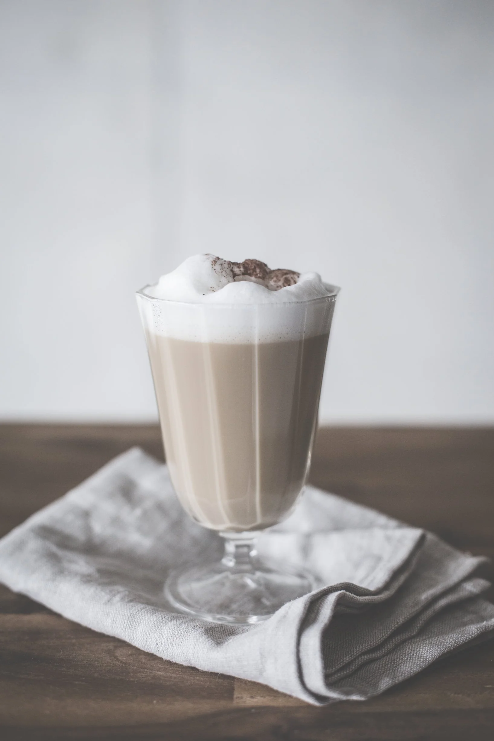 GASTROBACK Design Milk and Chocolate Advanced, 650 W, indukcyjny spieniacz do mleka na 1 litr pianki mlecznej, gorącej czekolady, elektryczny spieniacz do mleka, czarny/srebrny