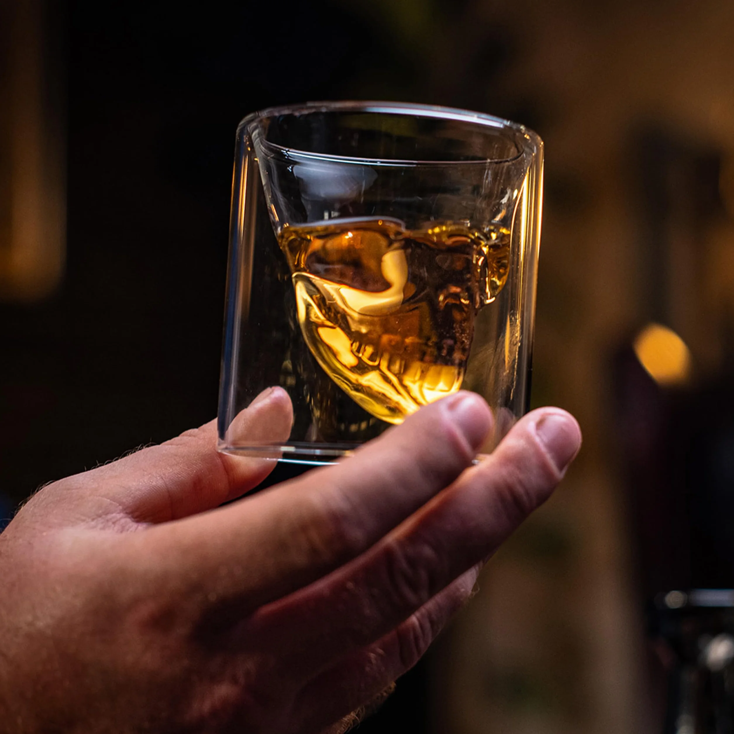 WHISISKEY Zestaw Karafka do Whisky - Zestaw Prezentowy Whiskey - Prezenty dla Mężczyzn - Pomysły na Prezent dla Mężczyzny - Czaszka Karafka 900ML, 2 Szklanki do Whisky, 4 Kamienie do Whisky, Akcesoria