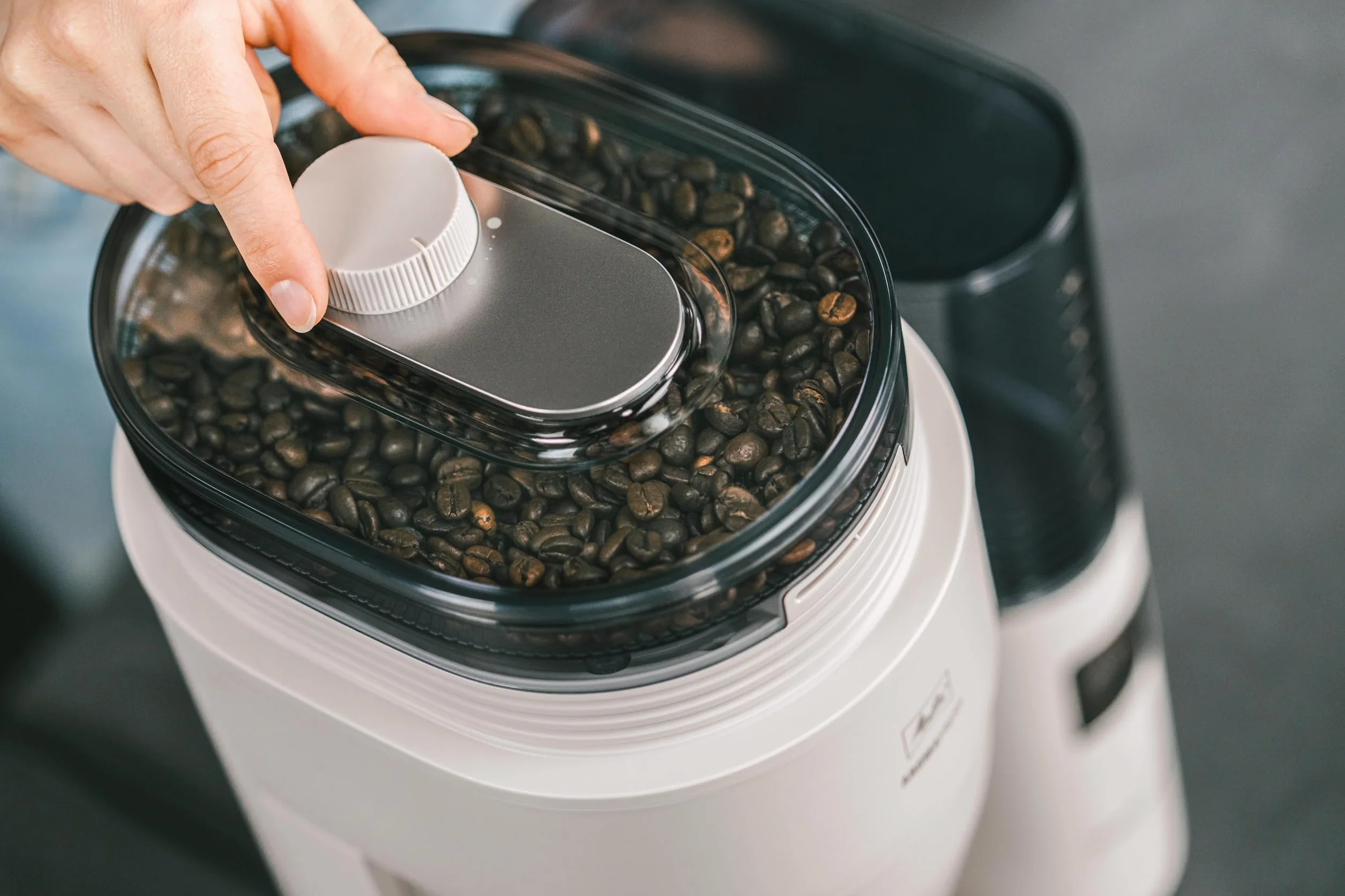 Melitta AromaFresh Pro X – ekspres do kawy z młynkiem, przelewowy ekspres do kawy ze szklanym dzbankiem i wyjmowanym zbiornikiem na wodę, na maks. 10 filiżanek kawy, kolor ciepły szary