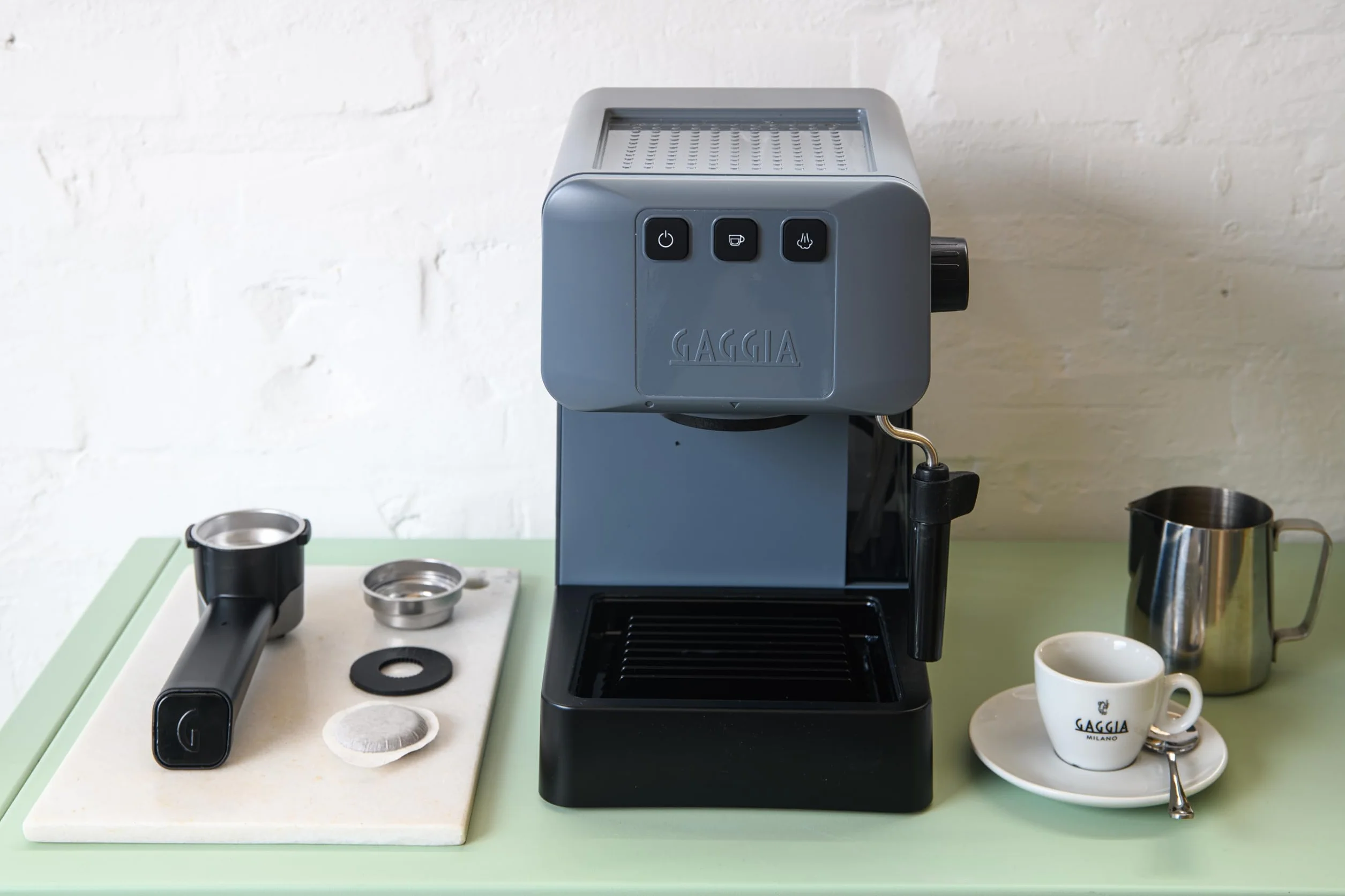 Gaggia EG2109 Grey ręczny ekspres do kawy do espresso, mielone lub gofrowe, system POD do kremowego espresso z goframi, automatyczna wstępna infuzja, 15 bar, model 2023, 100% Made in Italy